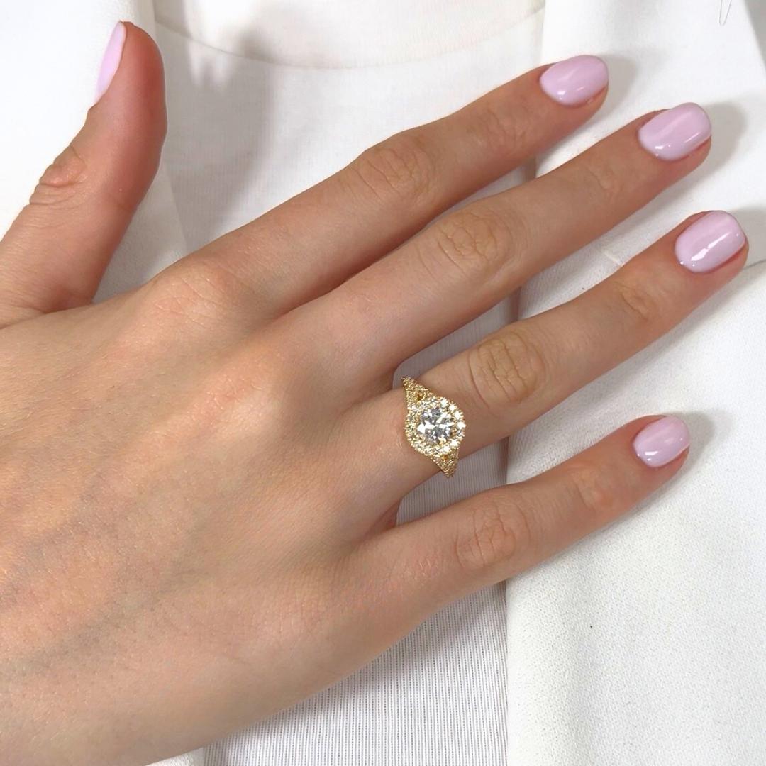 Luminous 1.80ct Diamonds Halo Ring in 18k Yellow Gold - IGI Certified

Conçue pour captiver, cette bague en or jaune 18 carats brille avec un diamant central rond de 1,00 carat, d'une couleur éclatante et d'une clarté remarquable. La très bonne