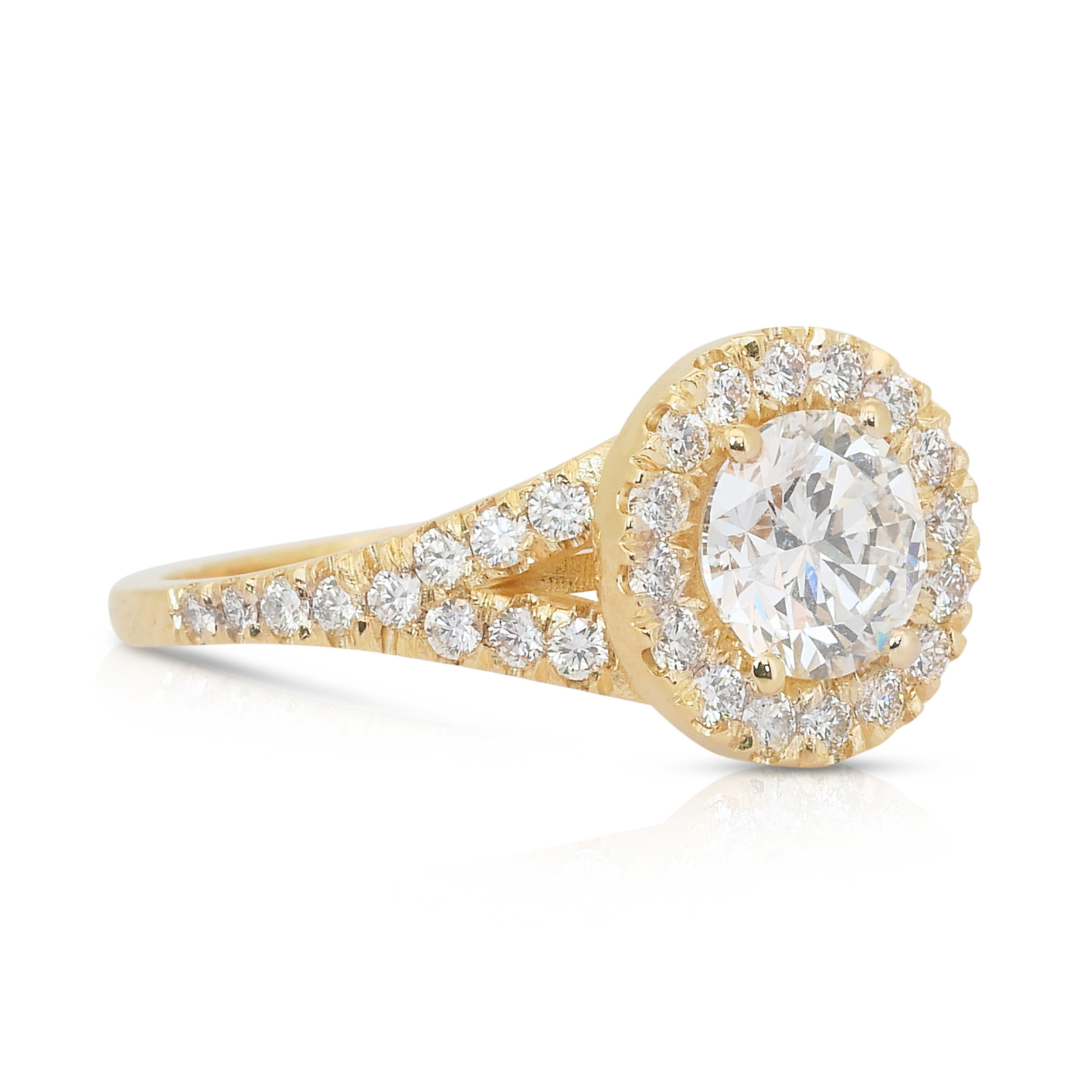 Taille ronde Luminous 1.80ct Diamonds Halo Ring in 18k Yellow Gold - IGI Certified en vente