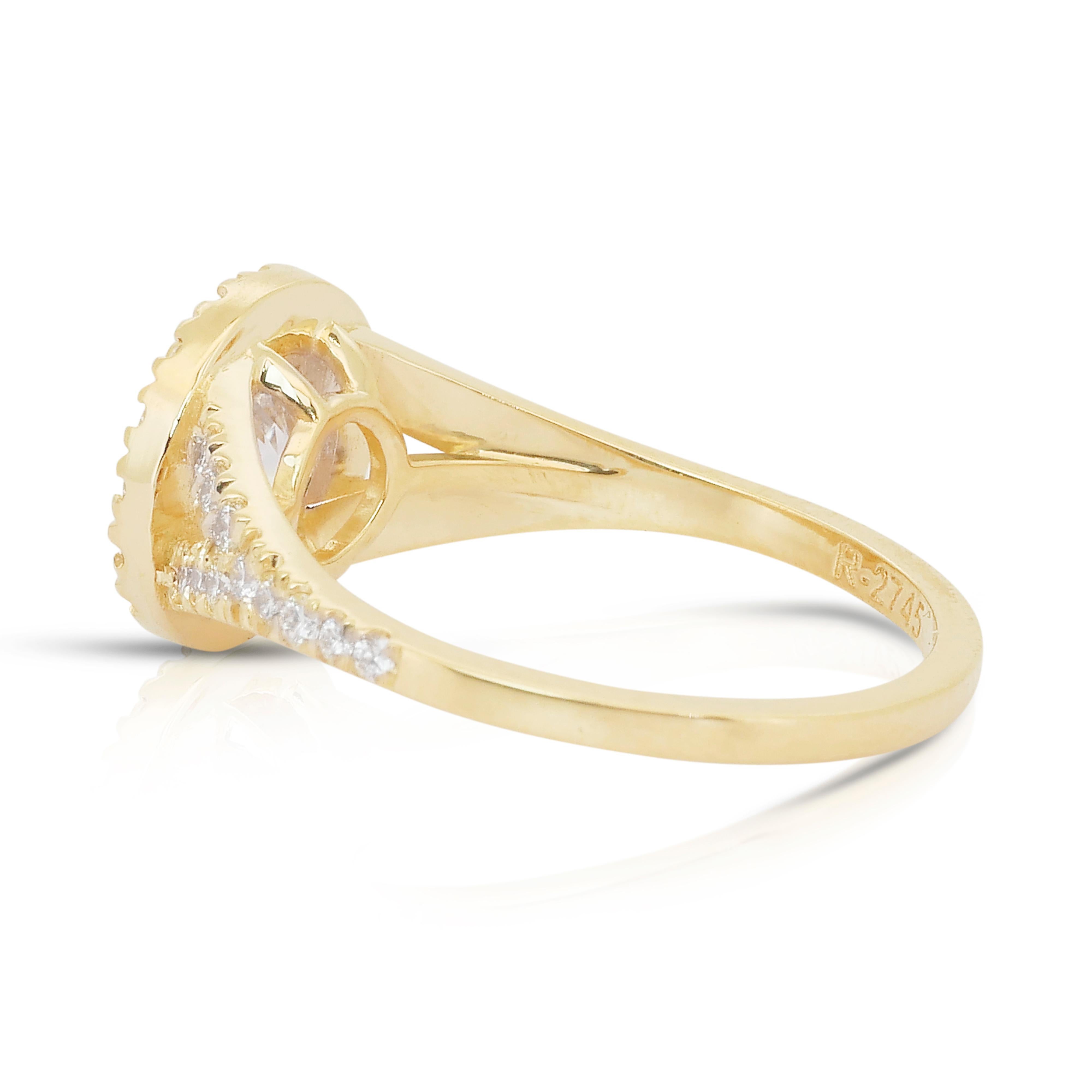 Luminous 1.80ct Diamonds Halo Ring in 18k Yellow Gold - IGI Certified Pour femmes en vente