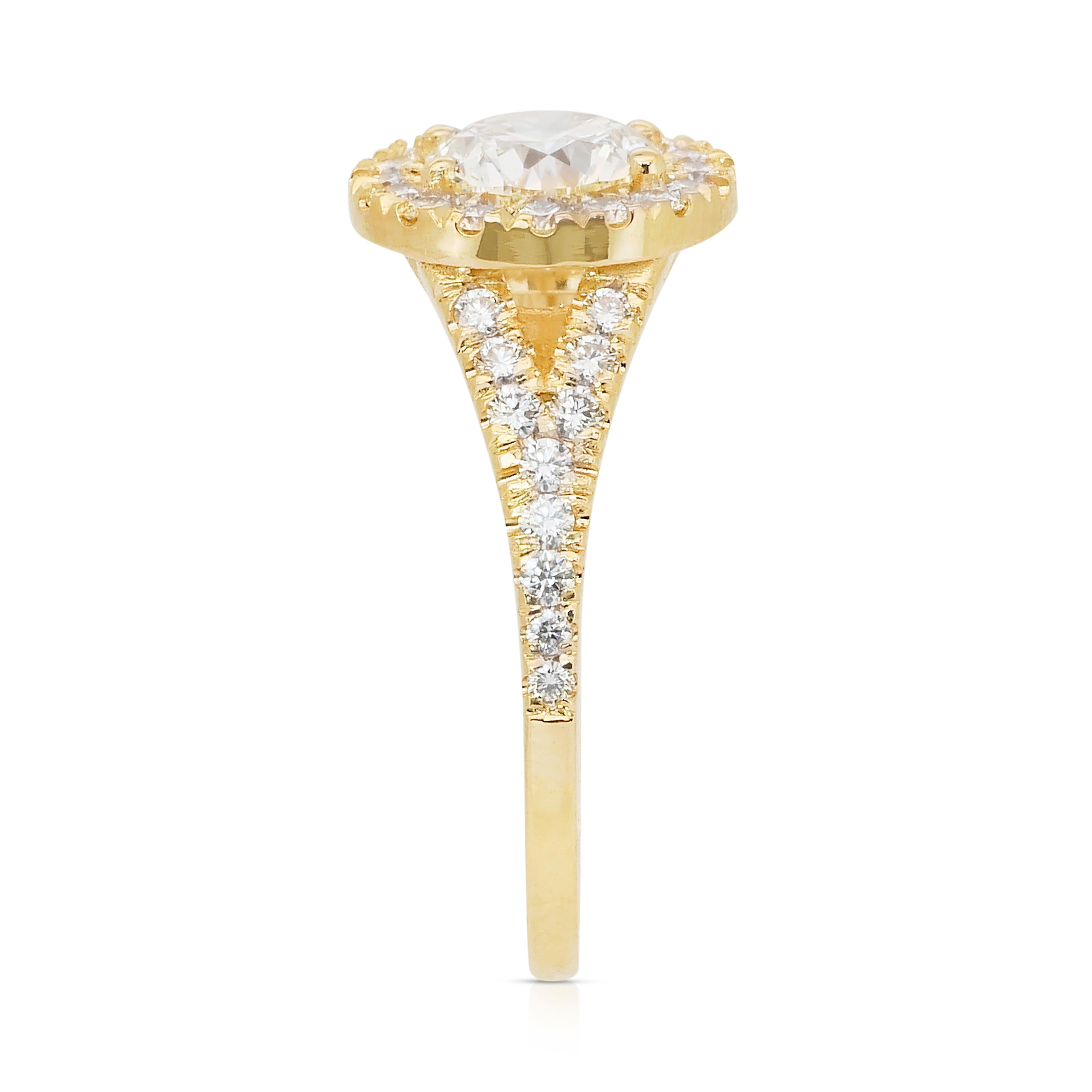 Luminous 1.80ct Diamonds Halo Ring in 18k Yellow Gold - IGI Certified en vente 2
