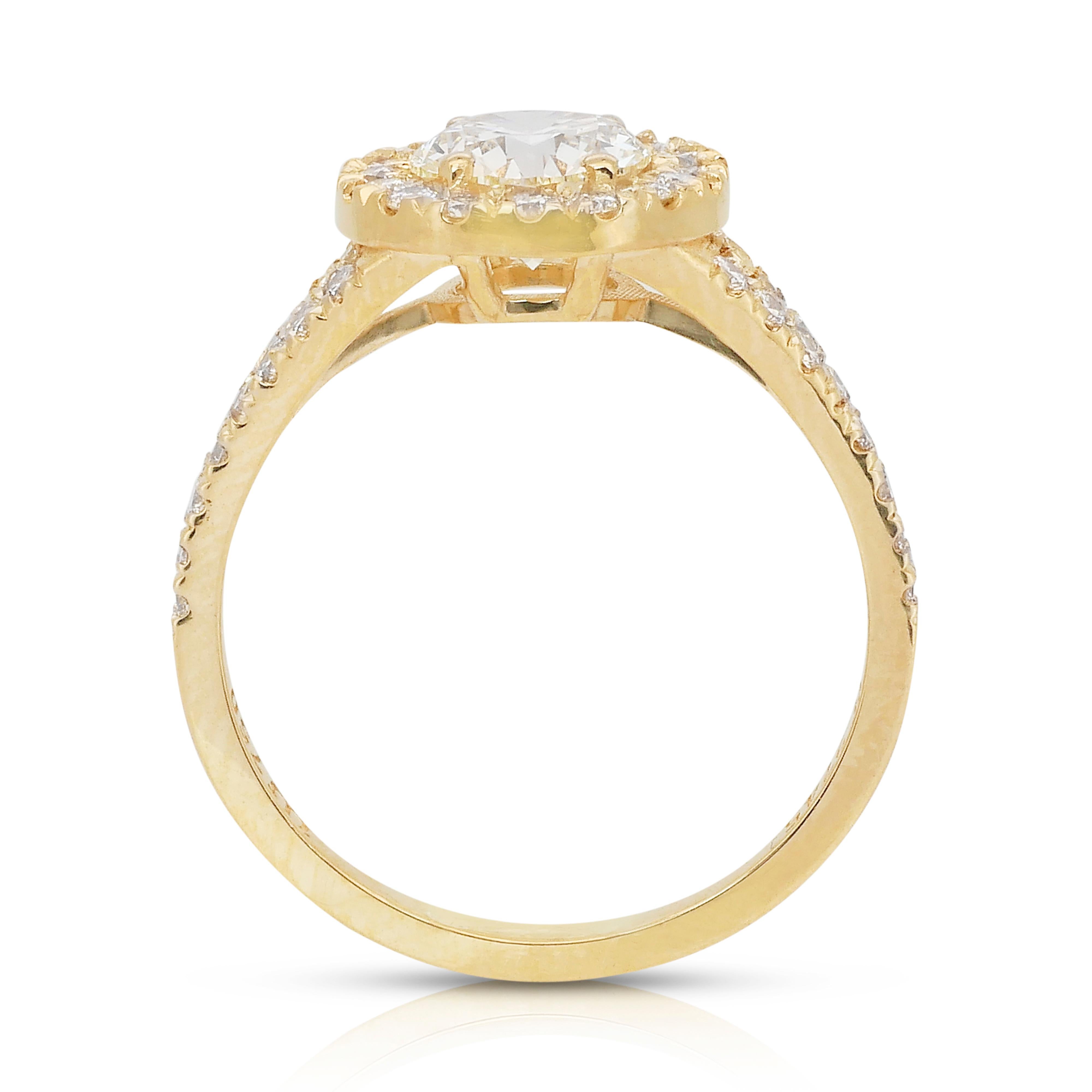 Luminous 1.80ct Diamonds Halo Ring in 18k Yellow Gold - IGI Certified en vente 4
