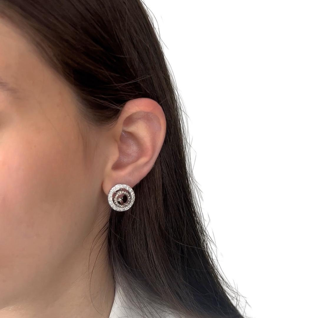 Orecchini con diamanti Luminous da 1,98ct in oro bianco 18k - certificati IGI

Una sinfonia di brillantezza e contrasto, questi orecchini in oro bianco 18 carati sono impreziositi da 76 diamanti a taglio rotondo da 1,56 carati, che irradiano pura