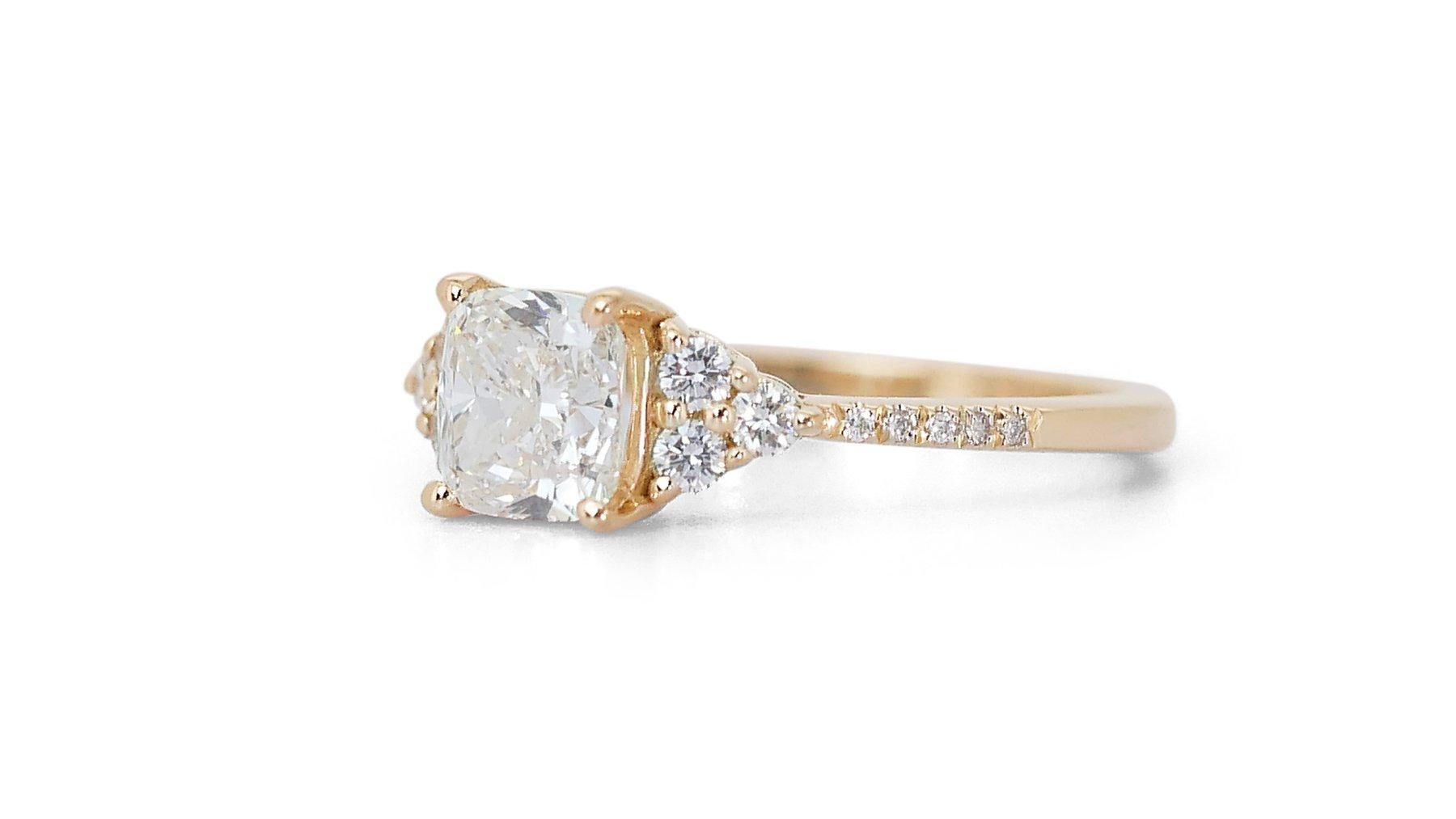 Luminous 1,98ct Diamanten Pave Ring in 18k Gelbgold - GIA zertifiziert

Treten Sie ein in die Welt des zeitlosen Luxus mit diesem prächtigen Ring aus 18 Karat Gelbgold mit einem beeindruckenden Hauptdiamanten im Kissenschliff von 1,76 Karat. Das