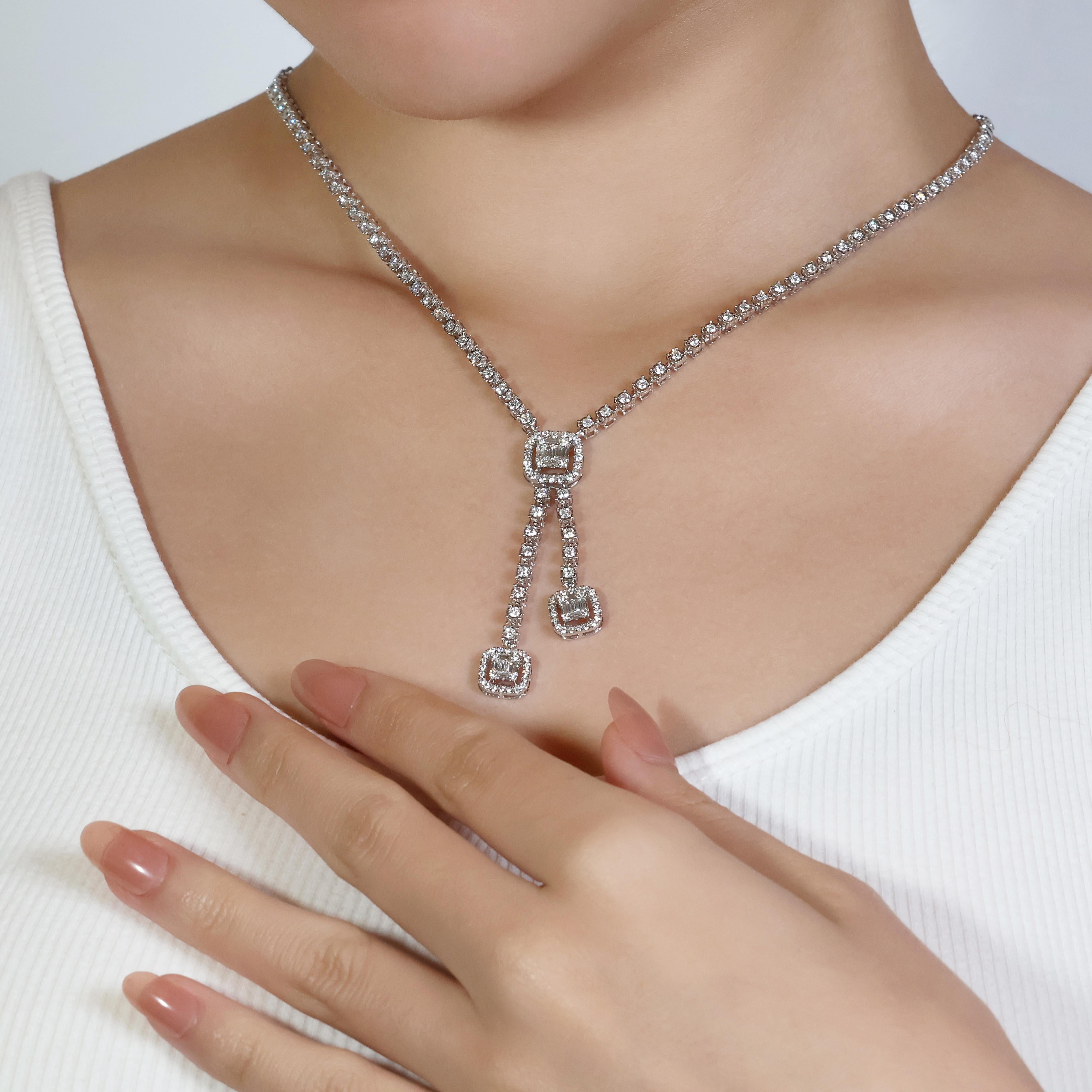 Dieses exquisite Collier aus 18 Karat Weißgold ist ein wahres Statement der Eleganz. 159 sorgfältig gefasste Diamanten mit einem Gesamtkaratgewicht von 2,11ct. Die runden, brillanten und spitz zulaufenden Diamanten sind in der Farbe G-H und in der