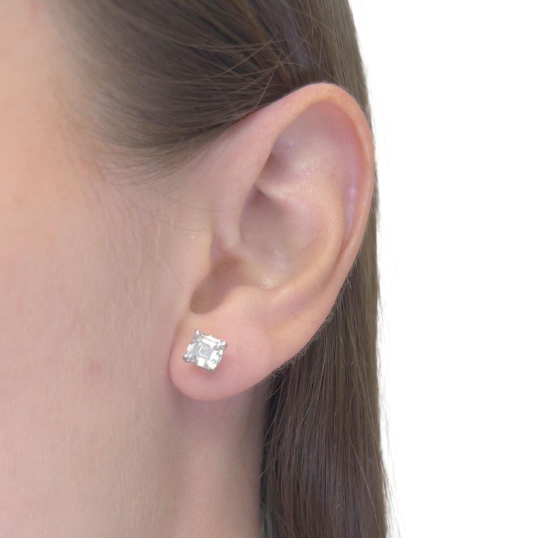 Luminous 2.03ct Diamonds Stud Ears in 18k White Gold - IGI Certified

Raffinées et rayonnantes, ces boucles d'oreilles en or blanc 18 carats présentent deux diamants de taille carrée magnifiquement assortis totalisant 2,03 ct. Pesant 2,18 g, ces