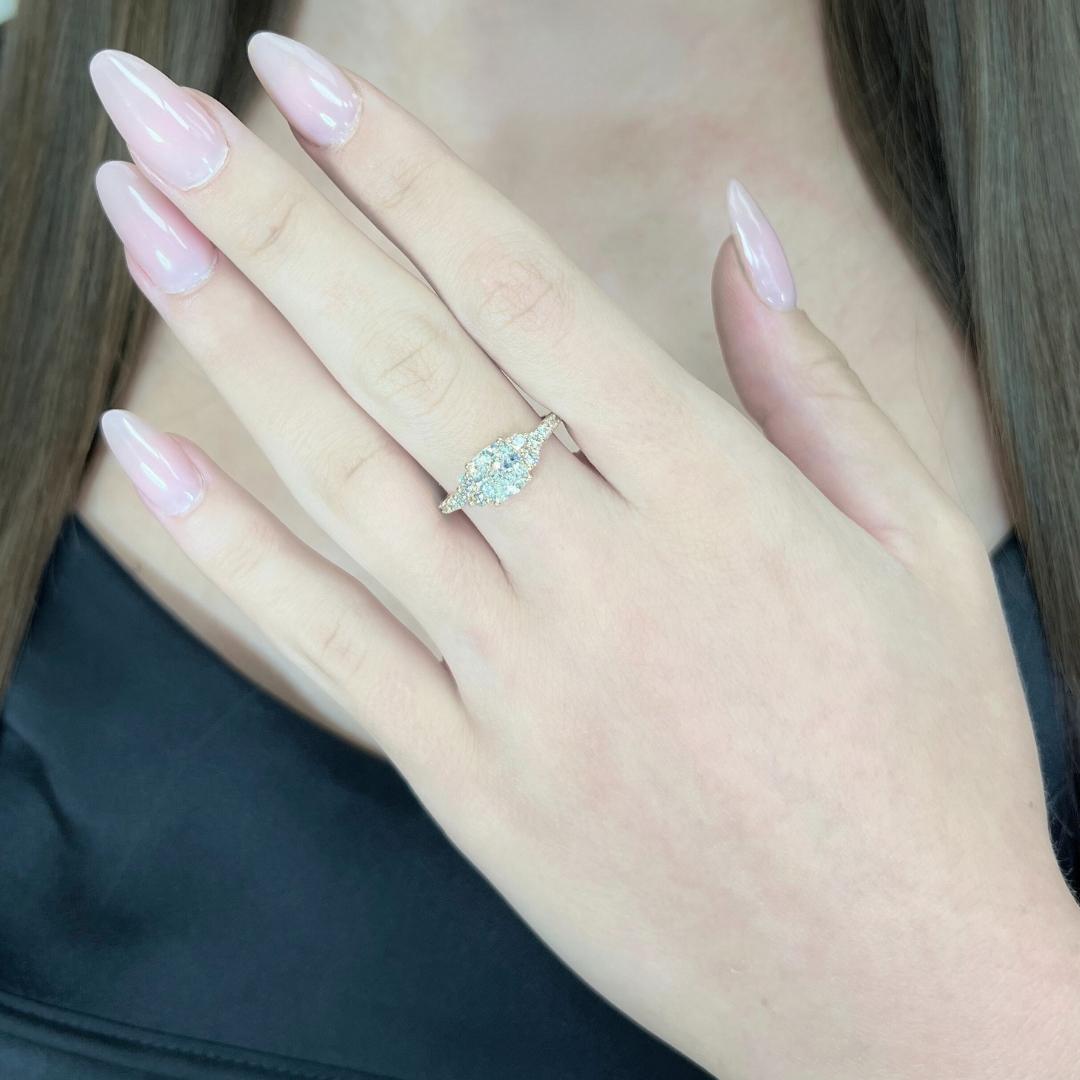 Luminous 2.30ct Diamonds Pave Ring in 18k Yellow Gold - IGI Certified

Cette exquise bague en or jaune 18 carats met en valeur un captivant diamant carré de 1,70 carats de taille coussin, d'une pureté exceptionnelle. Son excellente taille assure une