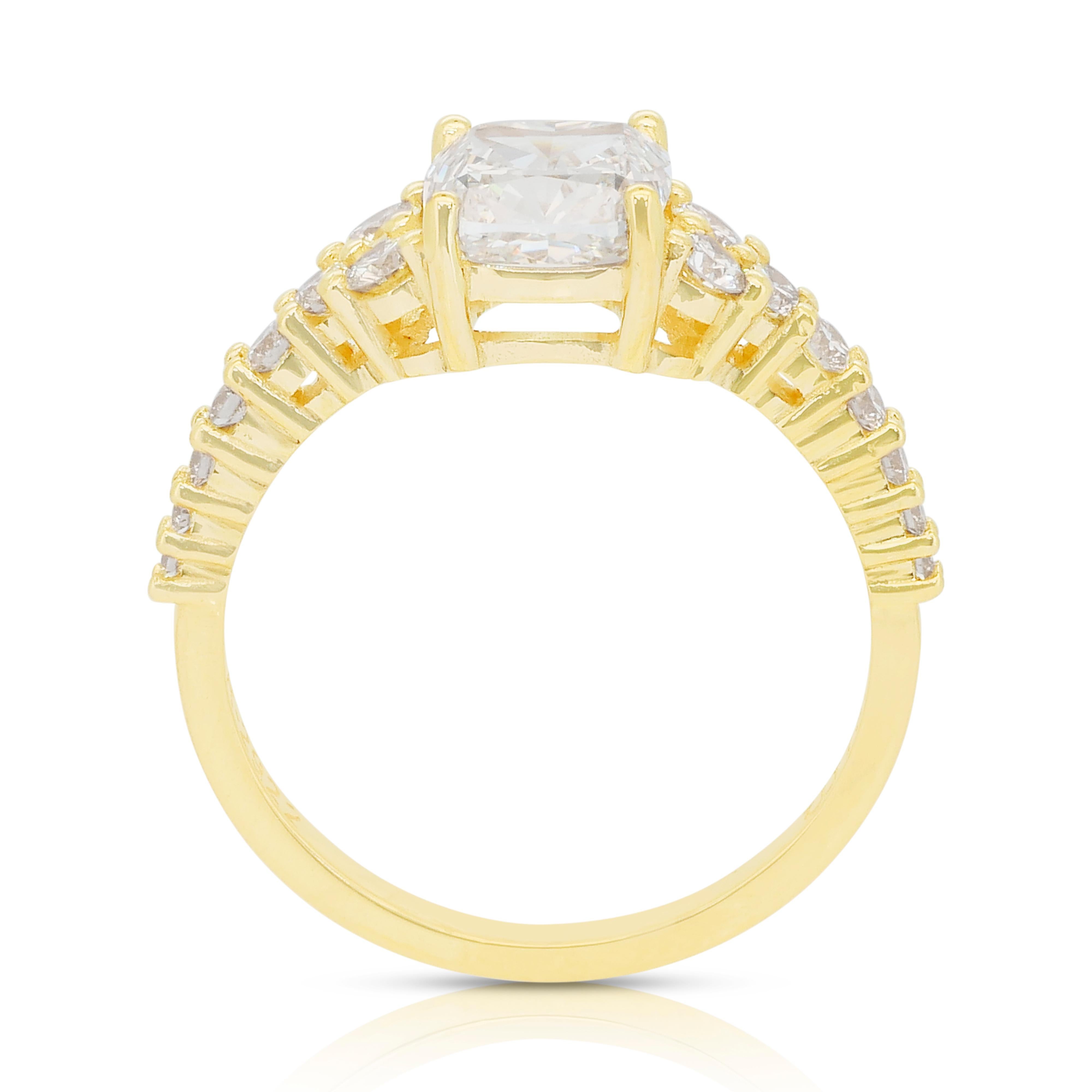 Luminous 2.30ct Diamonds Pave Ring in 18k Yellow Gold - IGI Certified en vente 4