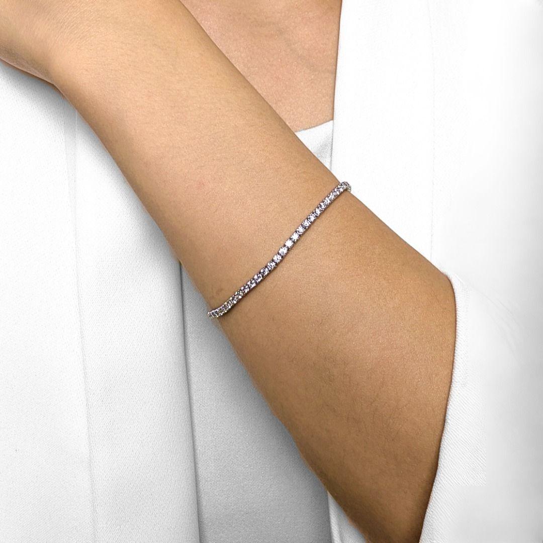Sessantacinque diamanti. Zero distrazioni. Questo bracciale tennis da 2,49 carati mette in fila brillanti rotondi di colore G e chiarezza VS in un flusso di scintille senza soluzione di continuità, incastonati in un elegante oro bianco 18 carati.