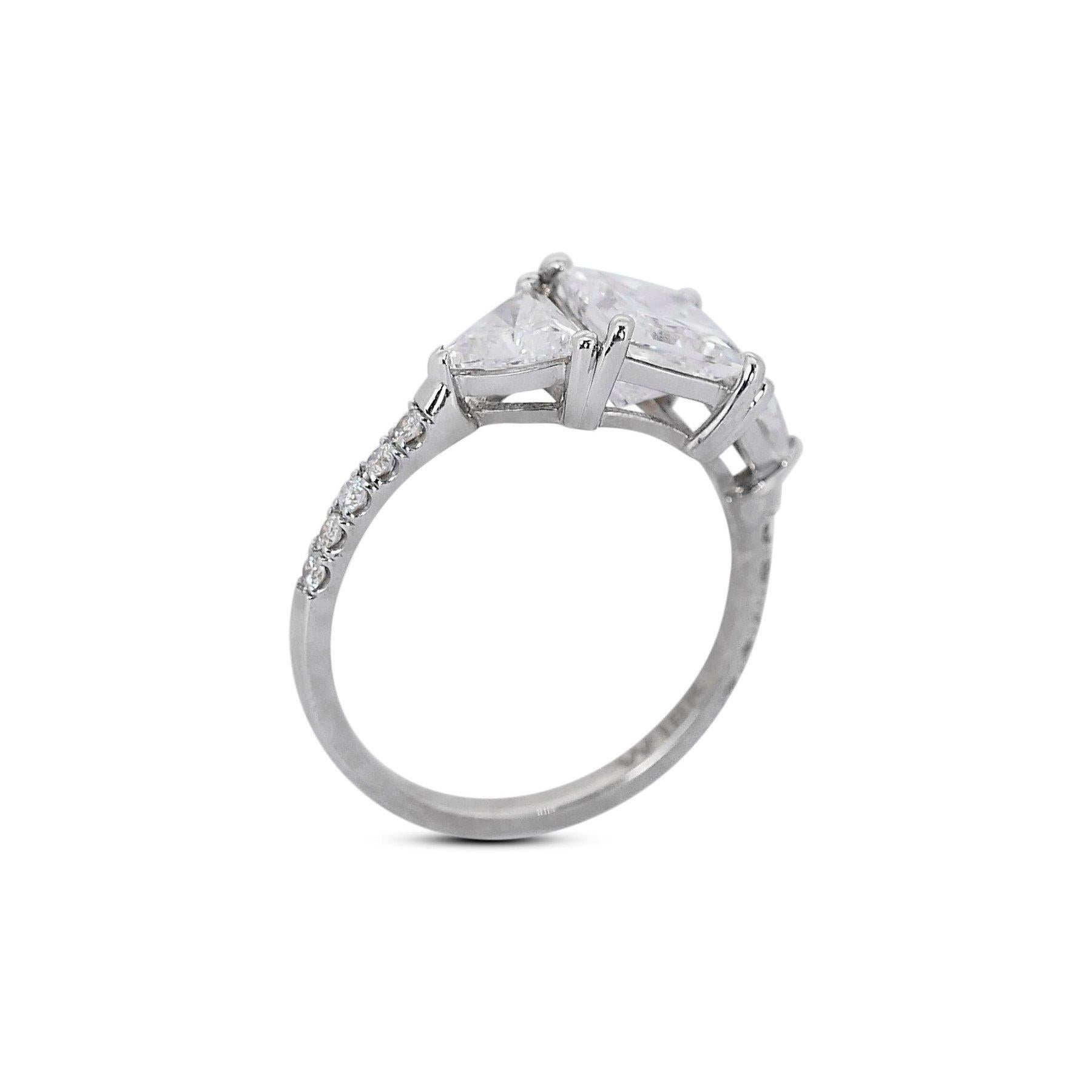 Luminous 2.59ct Diamonds 3-Stone Ring in 18k White Gold - GIA Certified In New Condition For Sale In רמת גן, IL