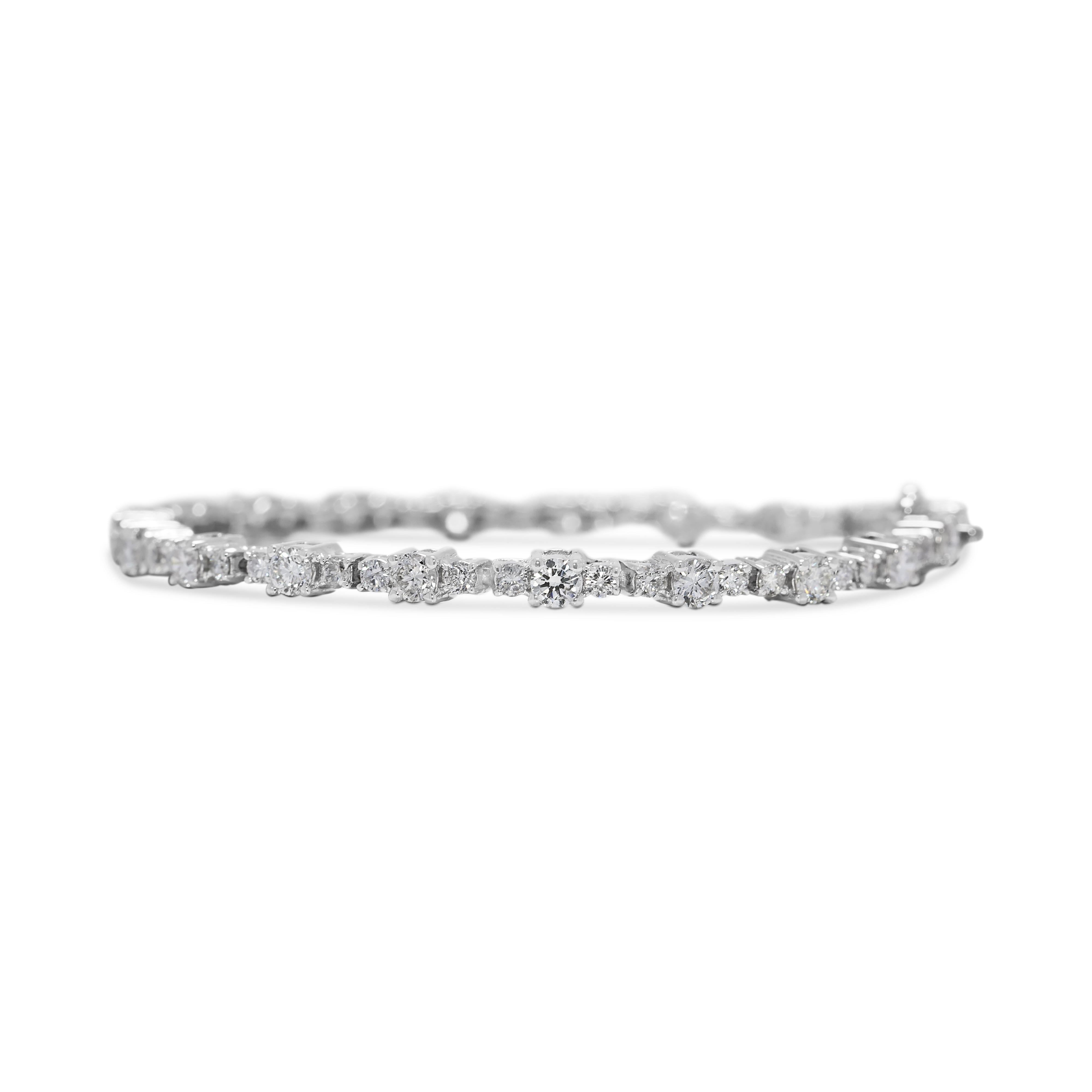 Round Cut Luminous 2.73ct Natural Diamond Bracelet in 18K White Gold For Sale