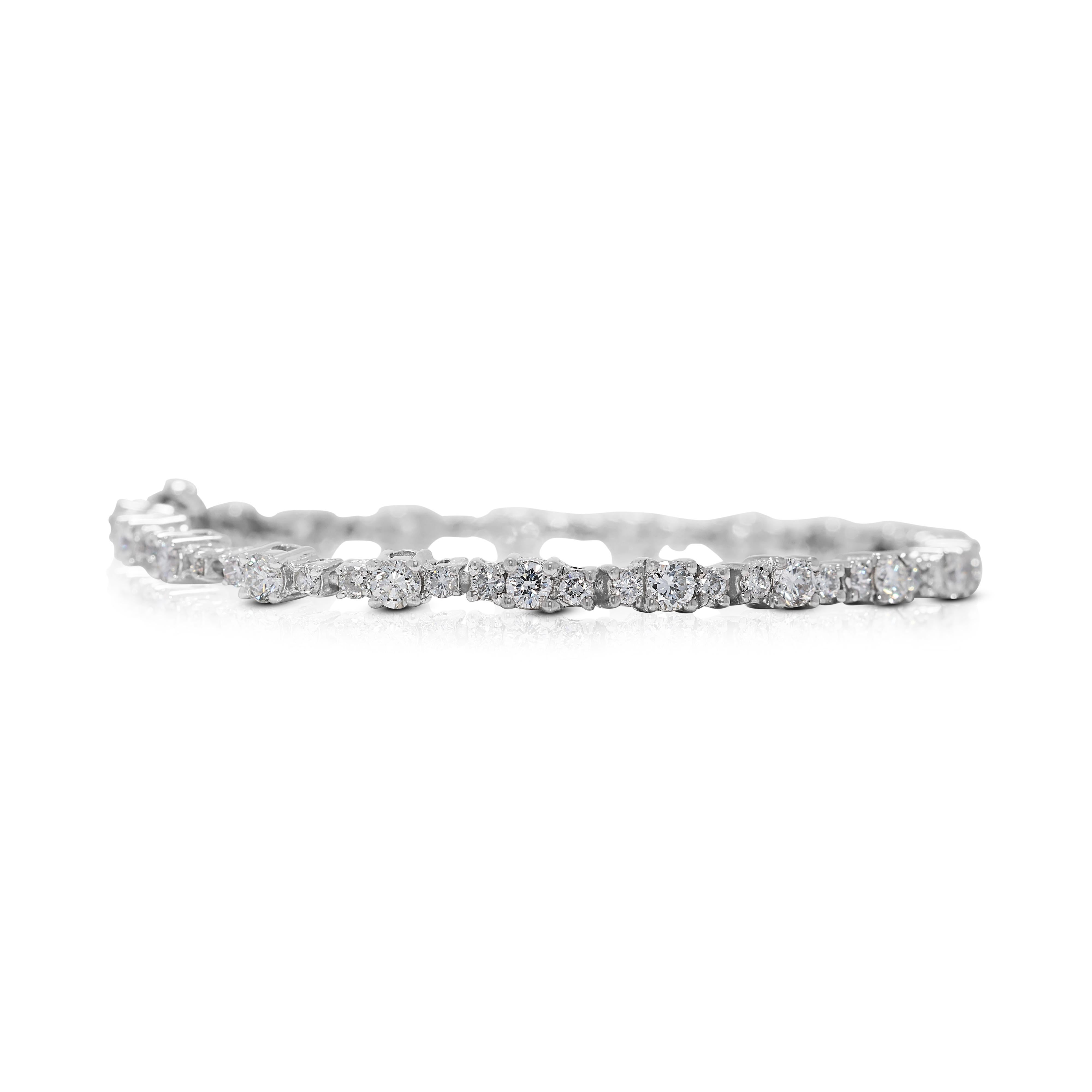 Luminous 2.73ct Natural Diamond Bracelet in 18K White Gold In Excellent Condition For Sale In רמת גן, IL