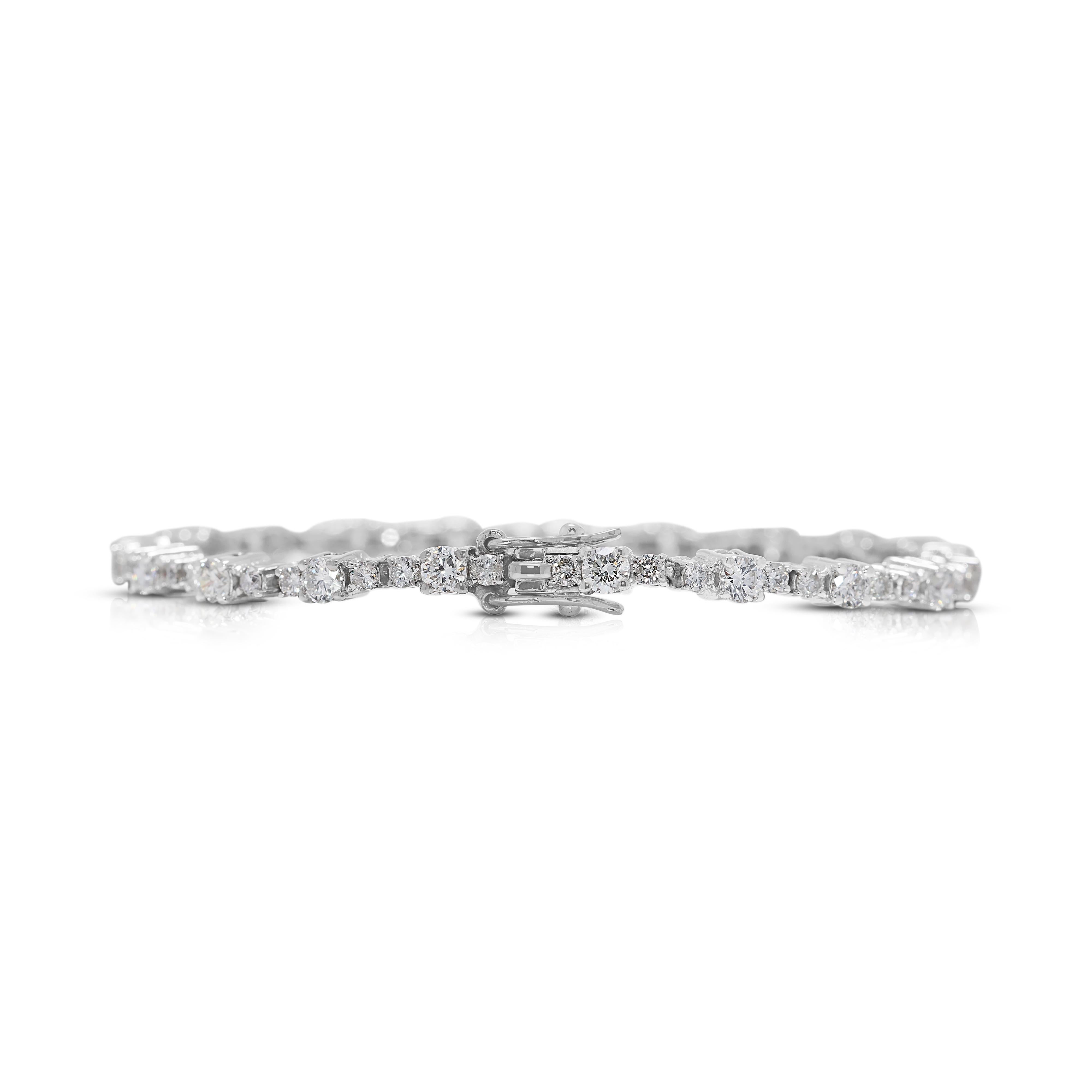 Luminous 2.73ct Natural Diamond Bracelet in 18K White Gold For Sale 1
