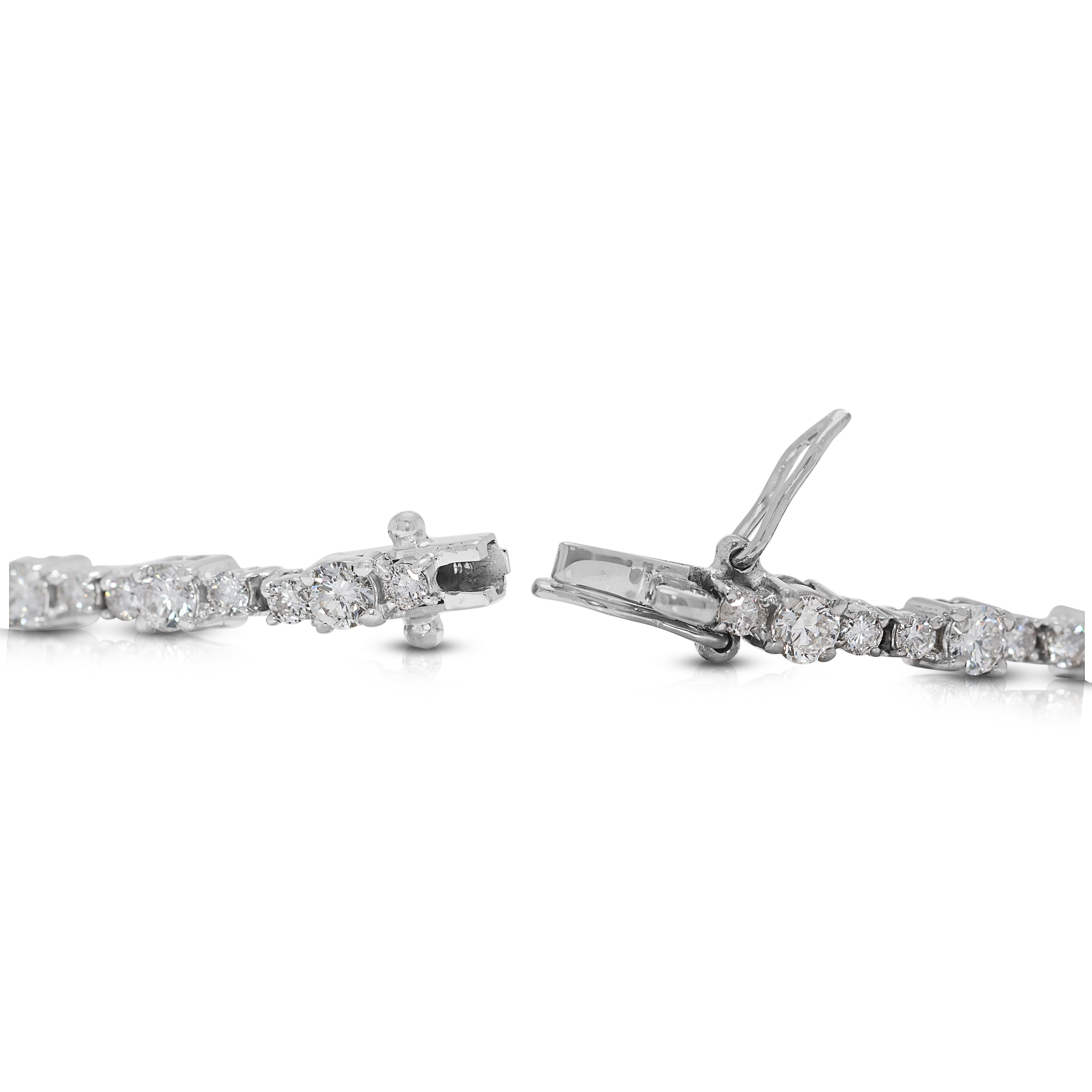 Luminous 2.73ct Natural Diamond Bracelet in 18K White Gold For Sale 2