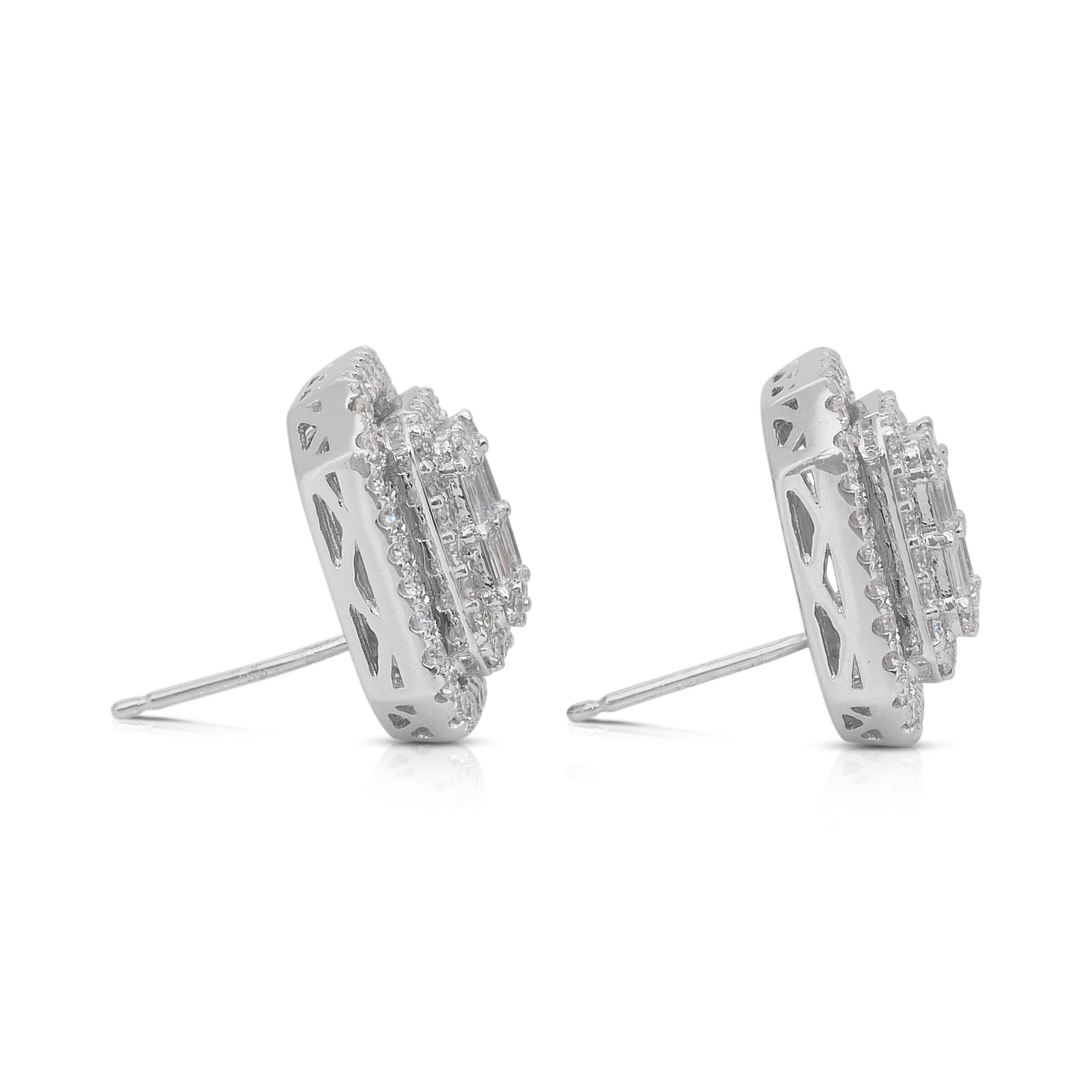Luminous 2.97ct Diamonds Stud Earrings in 18k White Gold - IGI Certified In condizioni Nuovo in vendita a רמת גן, IL