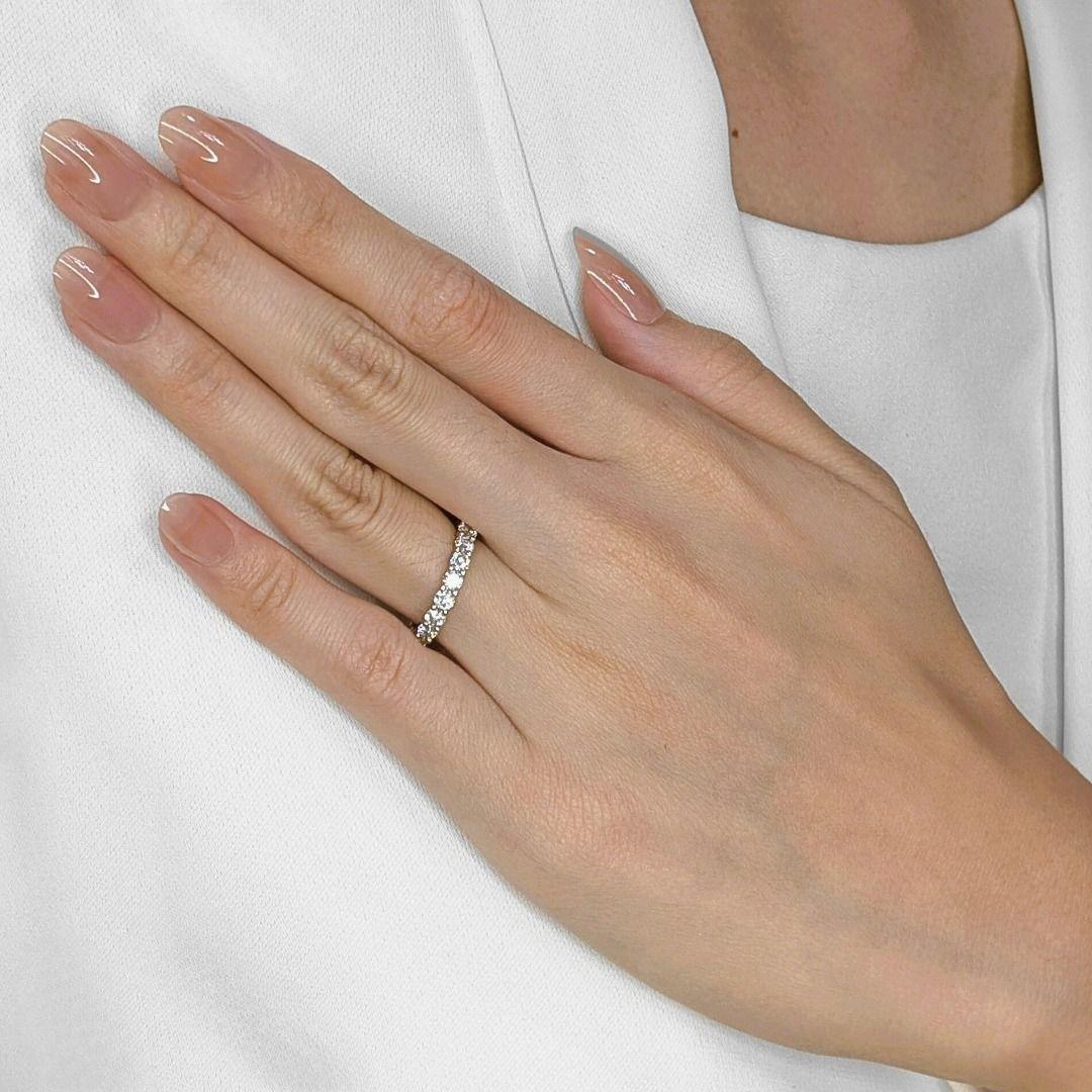 Cette bague d'occasion renferme une histoire, un murmure d'élégance passée prêt à faire partie de votre présent. Imaginez l'éclat captivant de 20 diamants ronds et brillants, totalisant 2 ct, sertis dans l'étreinte froide de l'or blanc 18 carats.