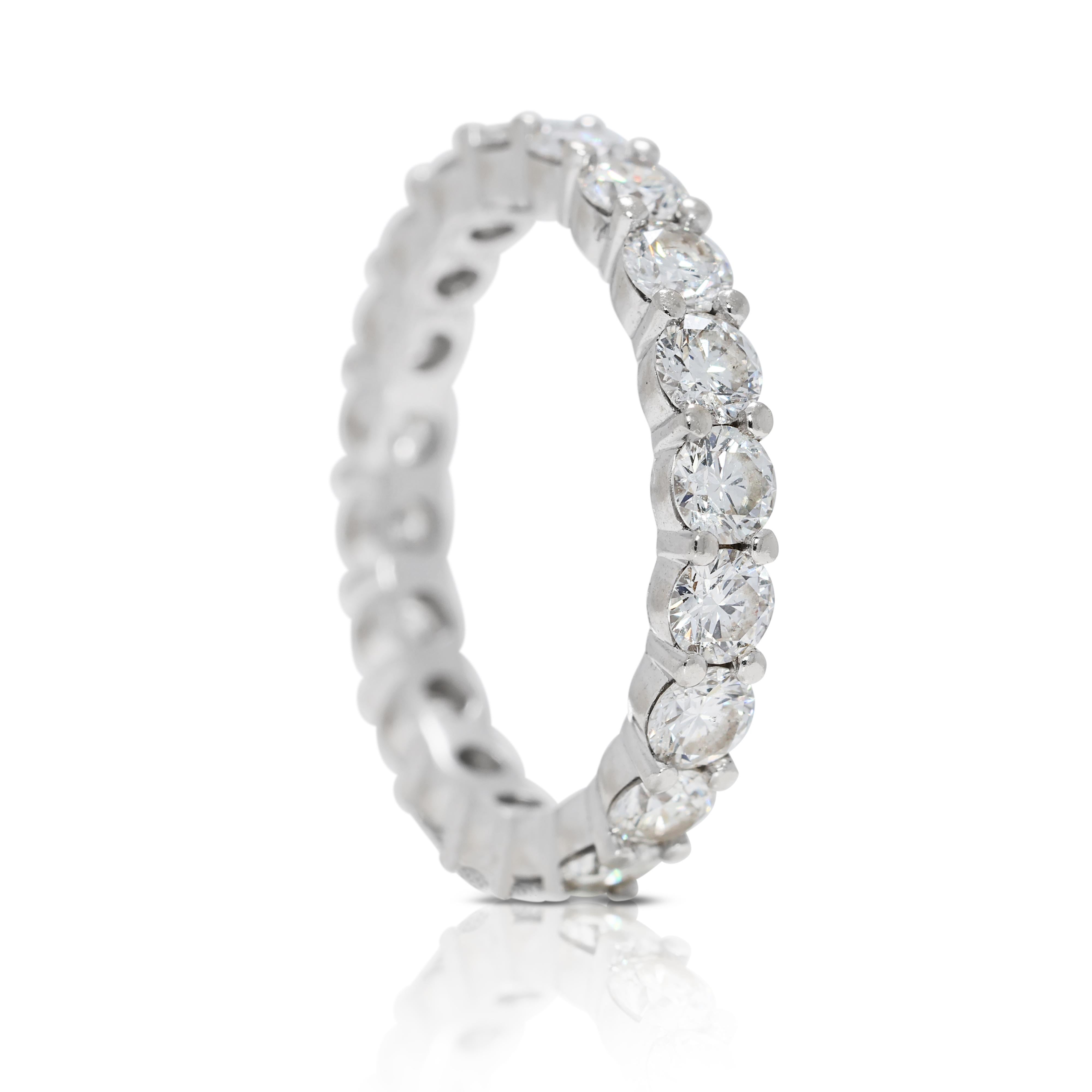 Bague lumineuse en or blanc 18 carats avec diamants naturels de 2 carats Excellent état - En vente à רמת גן, IL