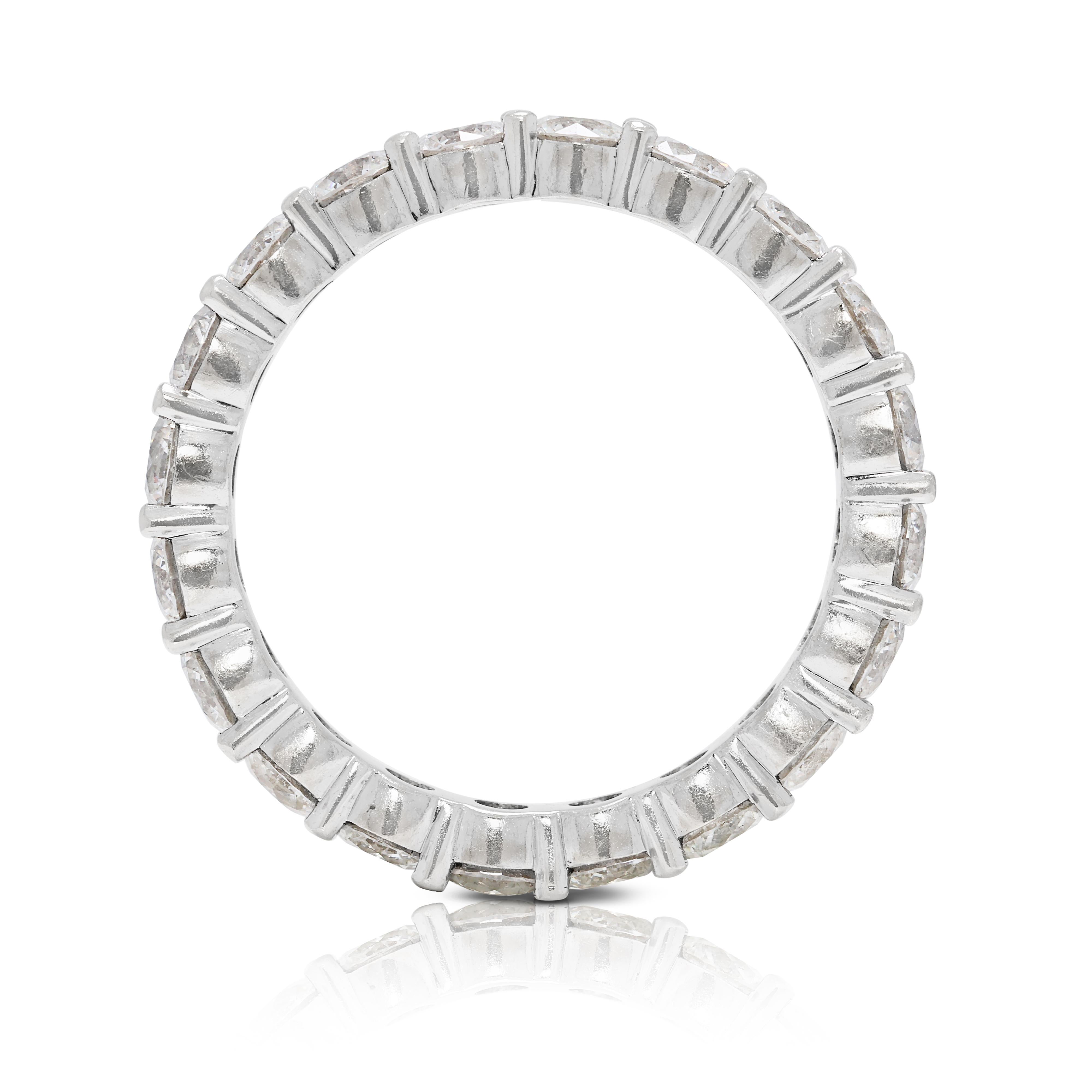 Bague lumineuse en or blanc 18 carats avec diamants naturels de 2 carats en vente 1