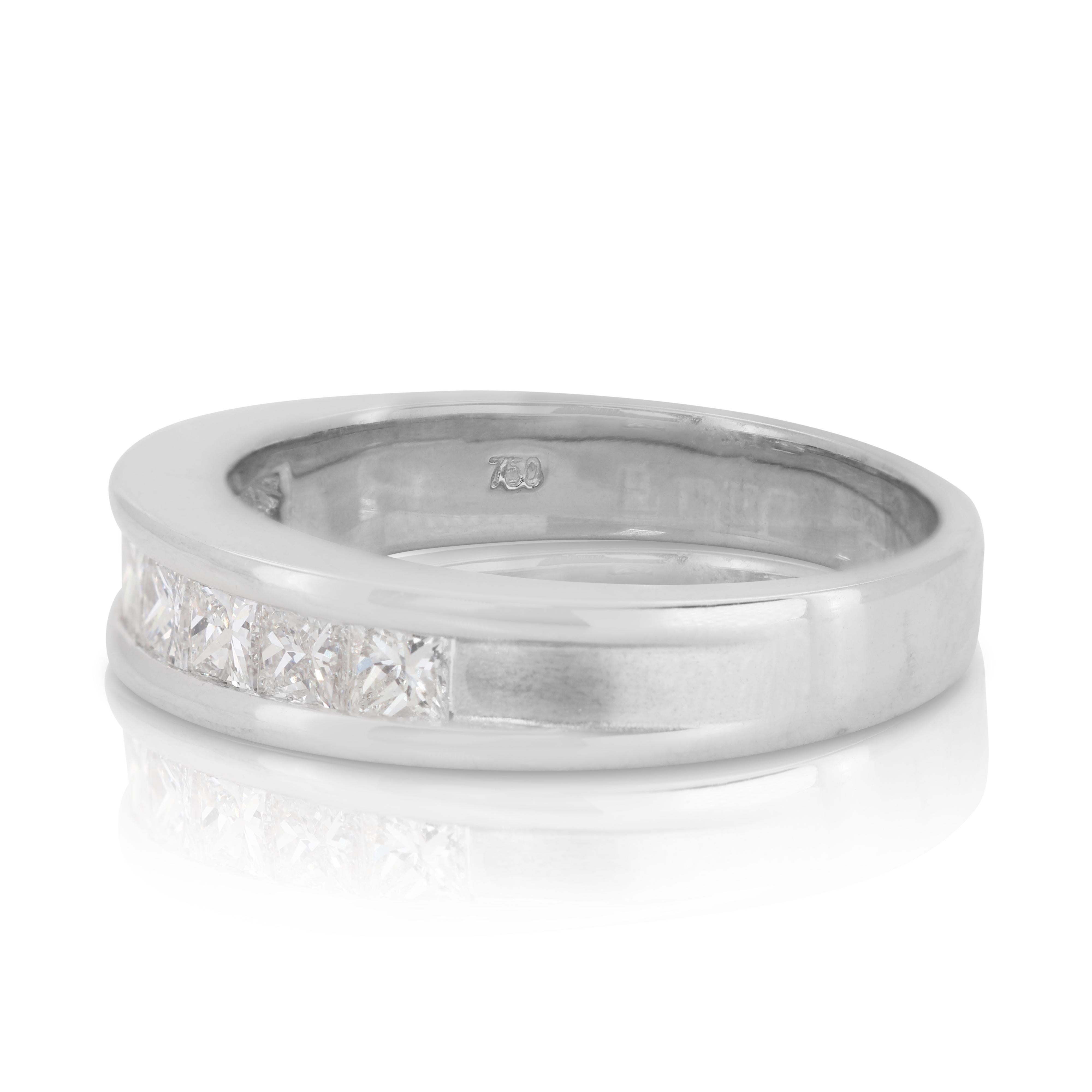 Luminous 3.03 ct Princess Cut Diamond Pave Ring in Platinum - IGI Certified For Sale 3