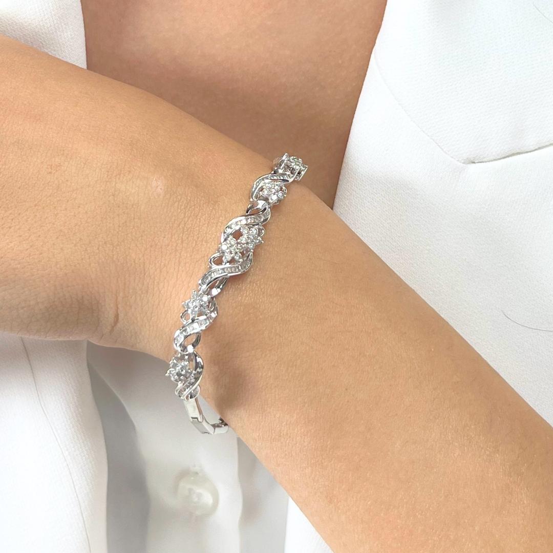 Bracelet lumineux en or blanc 18 carats avec diamants naturels de 3,19 carats, certifié IGI

Embrassez l'élégance raffinée avec ce captivant bracelet en or blanc 18 carats orné de 118 diamants étincelants d'une valeur totale de 3,19 ct. Doté de 36
