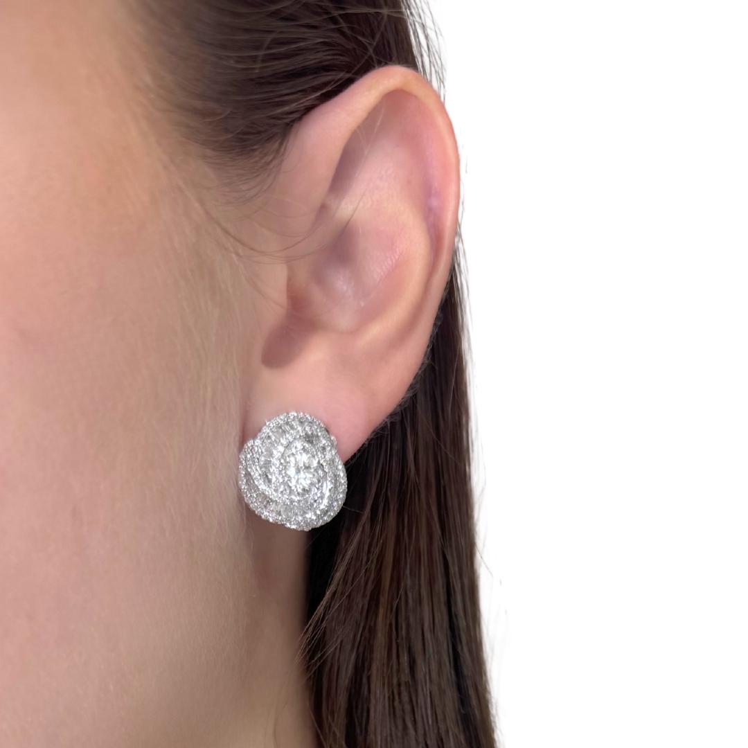Boucles d'oreilles Luminous 3.67ct Diamonds in 18k White Gold - IGI Certified

Célébration éblouissante du savoir-faire et de la brillance, ces boucles d'oreilles en or blanc 18 carats présentent un centre éblouissant avec deux diamants ronds d'un