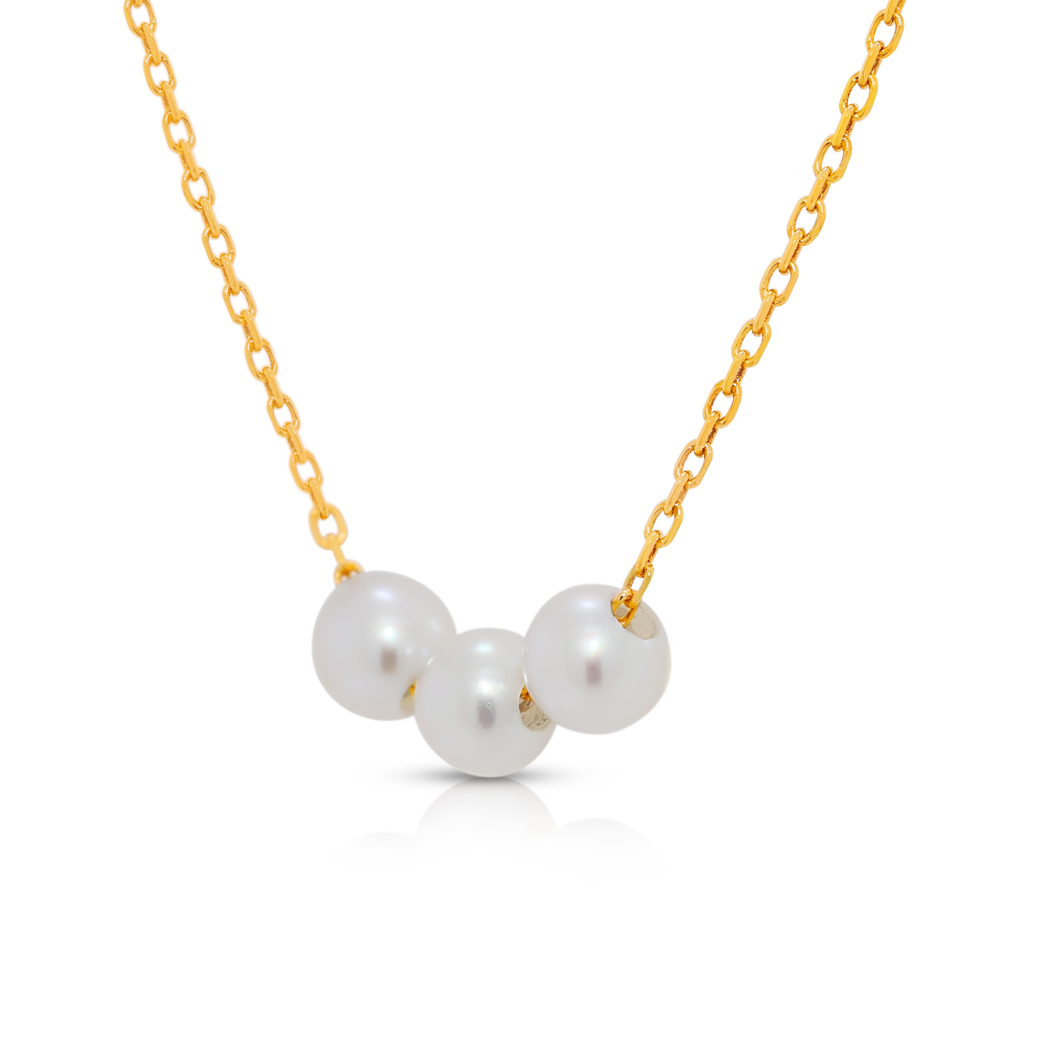 Round Cut Luminous 3.8MM 3-Pearl Akoya Necklace in 18K Rose Gold For Sale