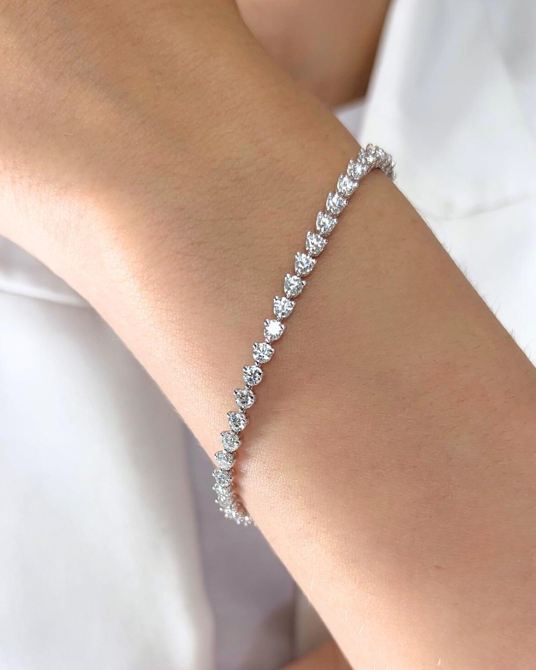 Pulsera Luminosa de Diamantes de 4,10ct en Oro Blanco de 18k - Certificado IGI

La sofisticación se une al brillo en esta elegante pulsera de tenis de oro blanco de 18k, adornada con 47 diamantes de talla redonda que suman un total de 4,10 ct. Cada