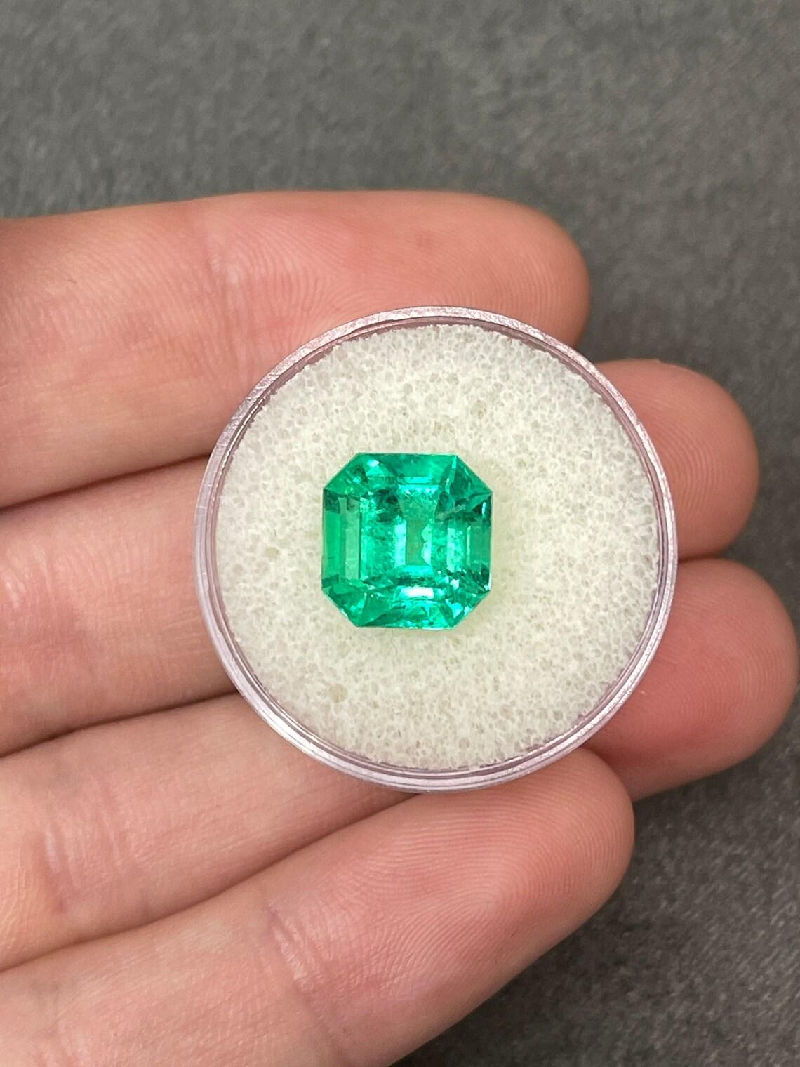 A. Stone: Smeraldo
Peso: 4,75 carati
Forma: Taglio Asscher
Chiarezza: Trasparente
Lucentezza: Eccellente
Colore: Greene & Greene
Misure: 10,55 mm x 10,2 mm
Origine geografica: Colombia
Trattamento: Naturale, oliatura

Commenti: A causa delle