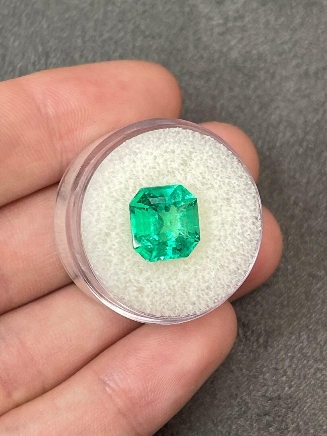 Moderno Luminoso smeraldo colombiano verde di 4,75 carati 10x10 taglio Asscher in vendita