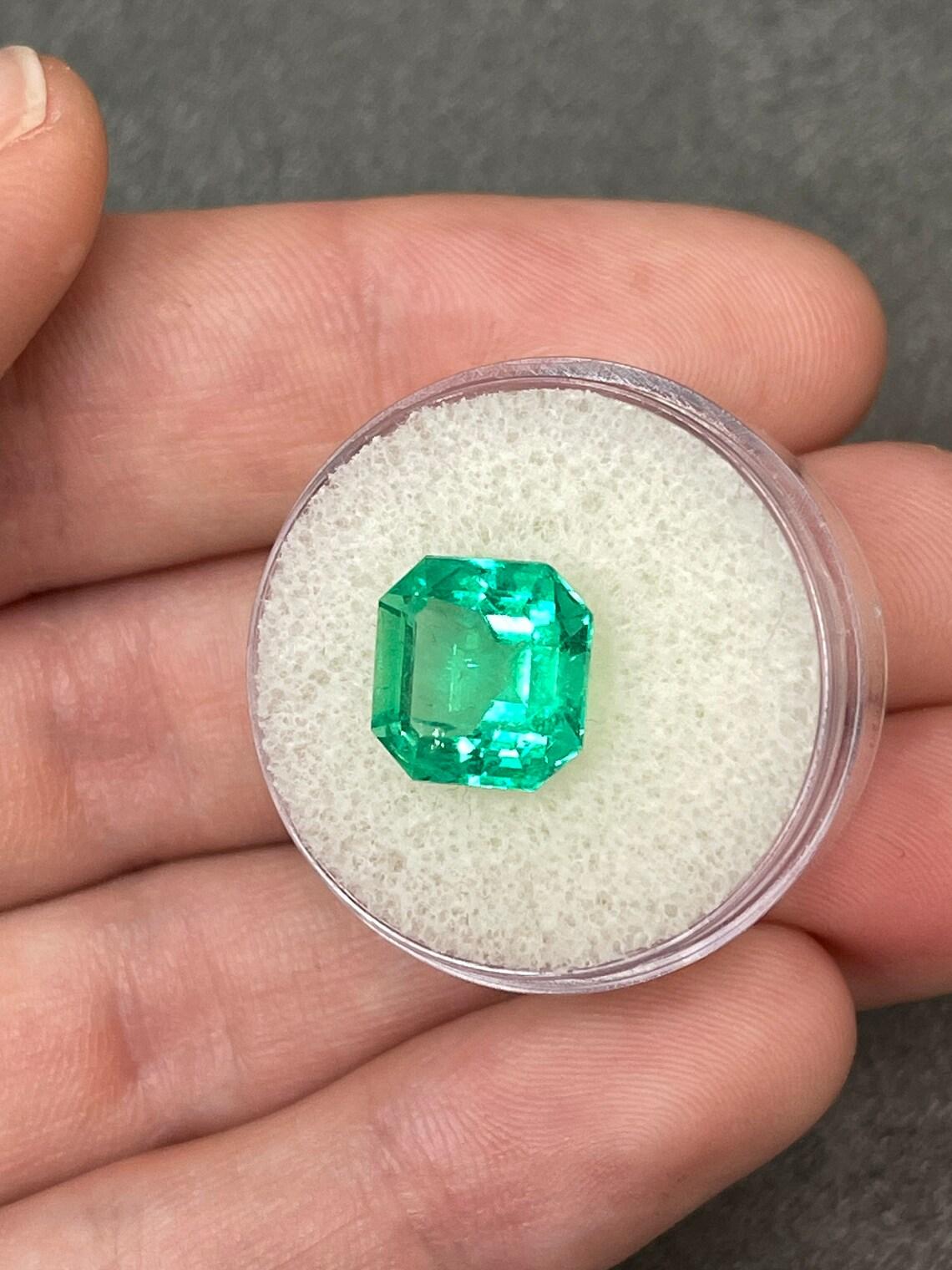 Taglio Asscher Luminoso smeraldo colombiano verde di 4,75 carati 10x10 taglio Asscher in vendita