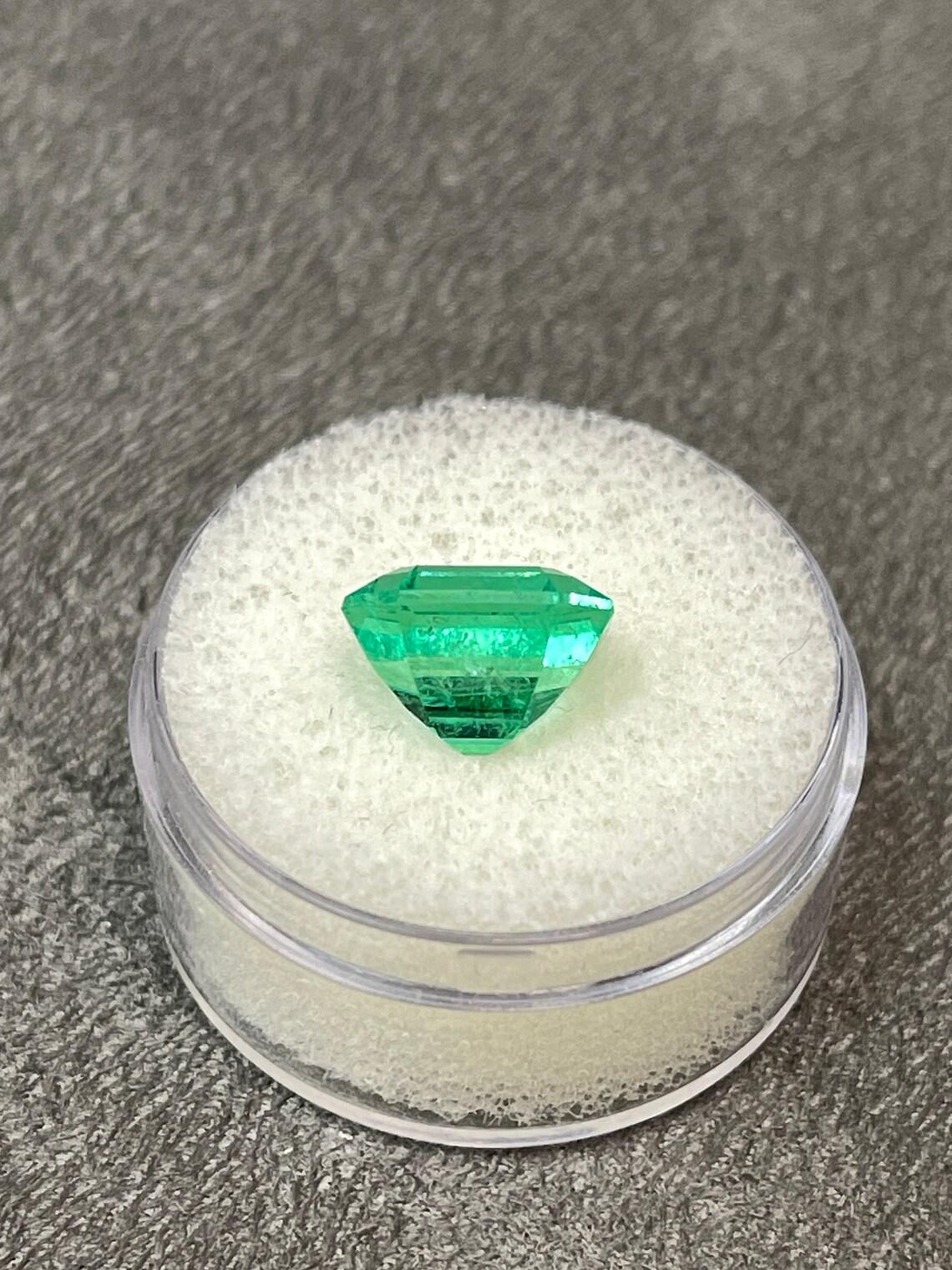 Luminoso smeraldo colombiano verde di 4,75 carati 10x10 taglio Asscher In condizioni Nuovo in vendita a Jupiter, FL