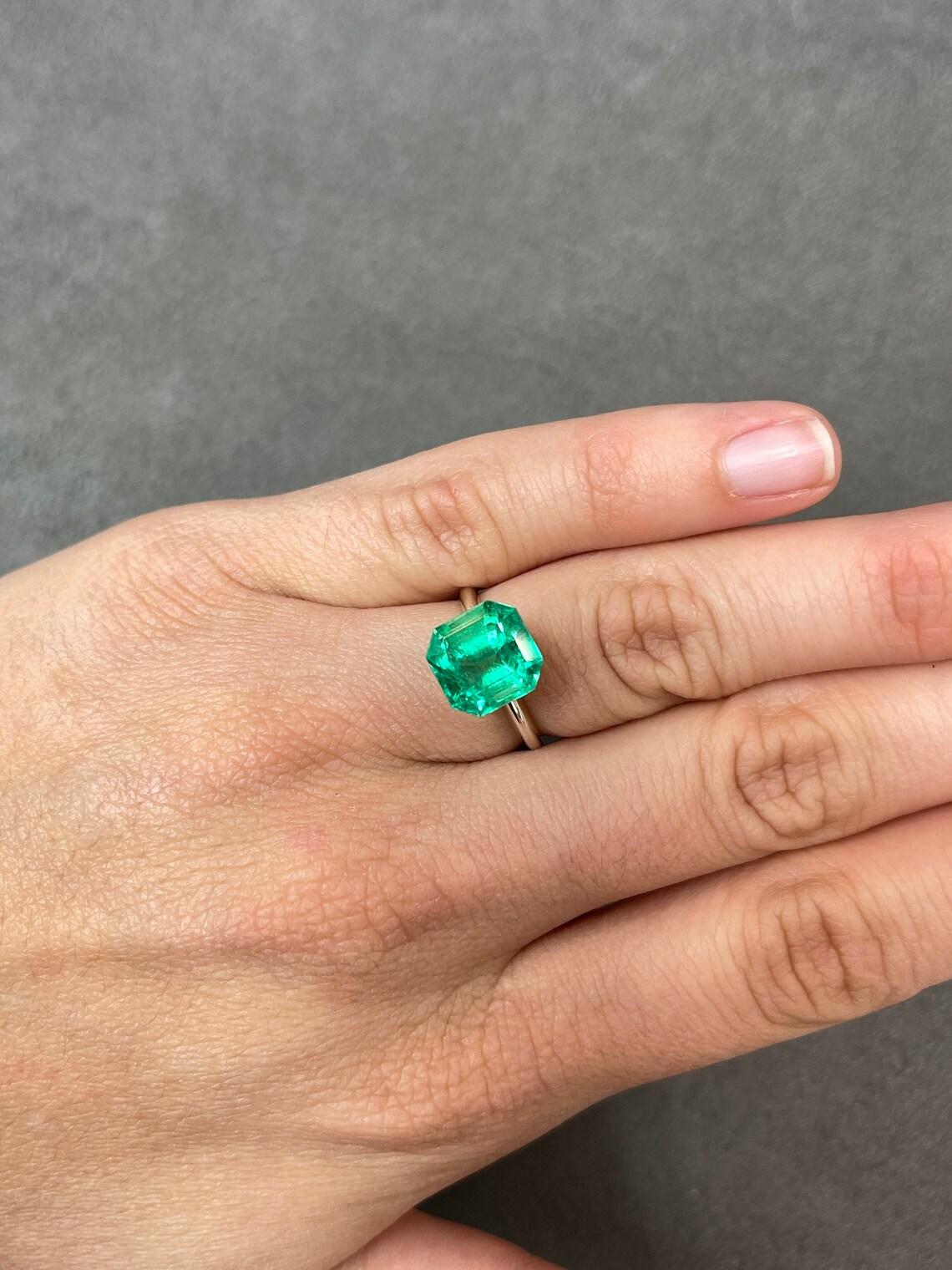 Luminoso smeraldo colombiano verde di 4,75 carati 10x10 taglio Asscher in vendita 1