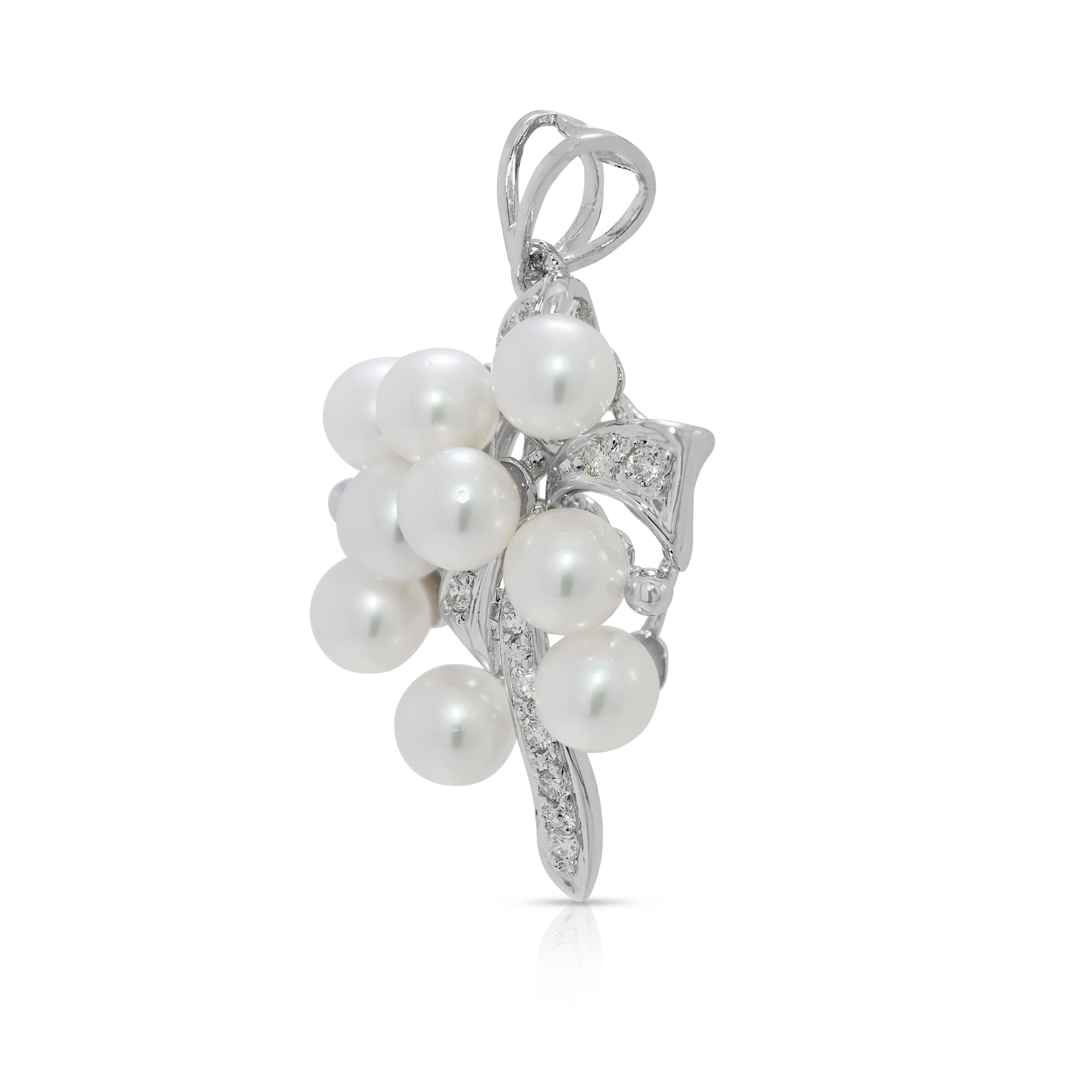 Taille ronde Luminous 4mm Akoya Pearl & 0.07ct Diamond Cluster Pendentif en or blanc 18K en vente