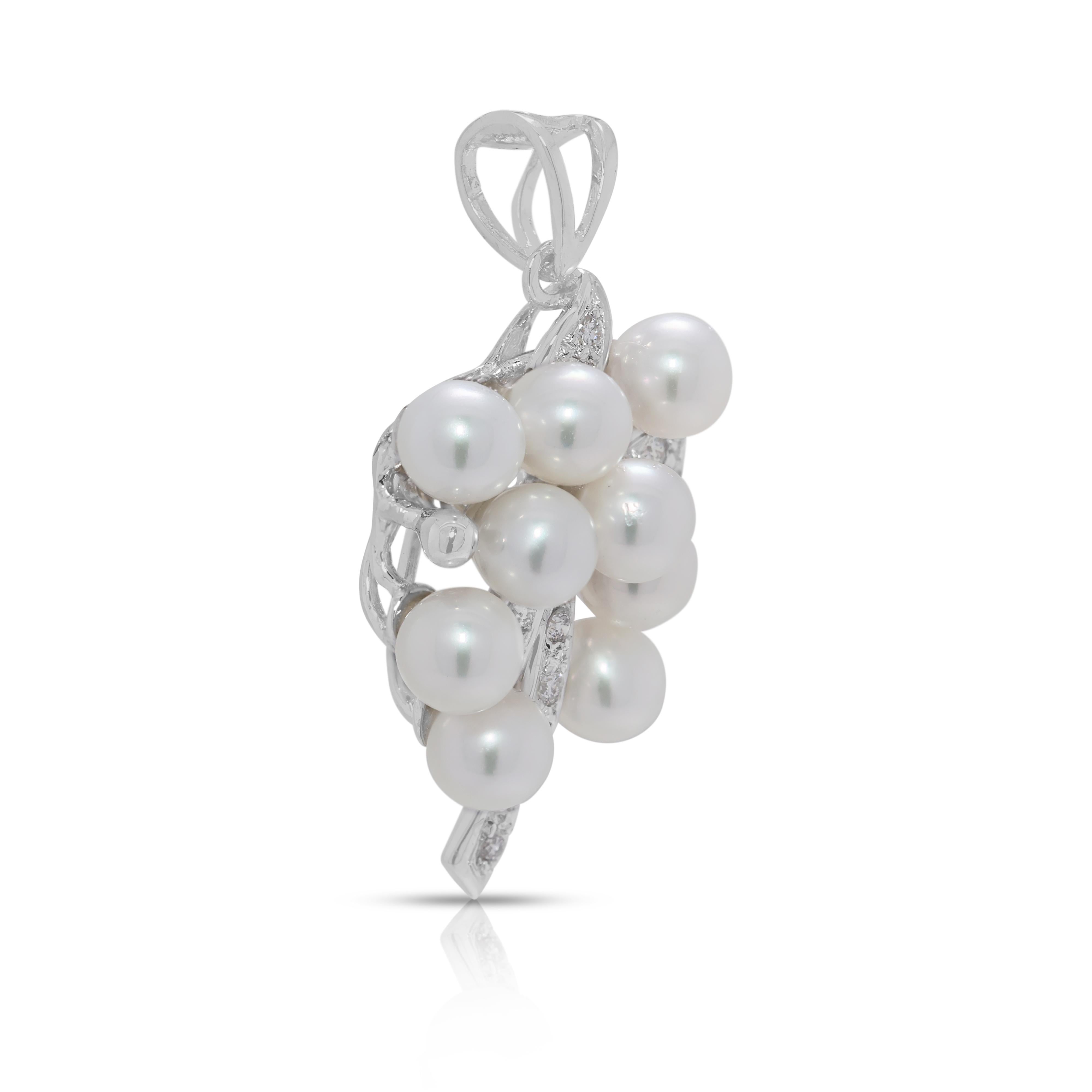 Luminous 4mm Akoya Pearl & 0.07ct Diamond Cluster Pendentif en or blanc 18K Neuf - En vente à רמת גן, IL
