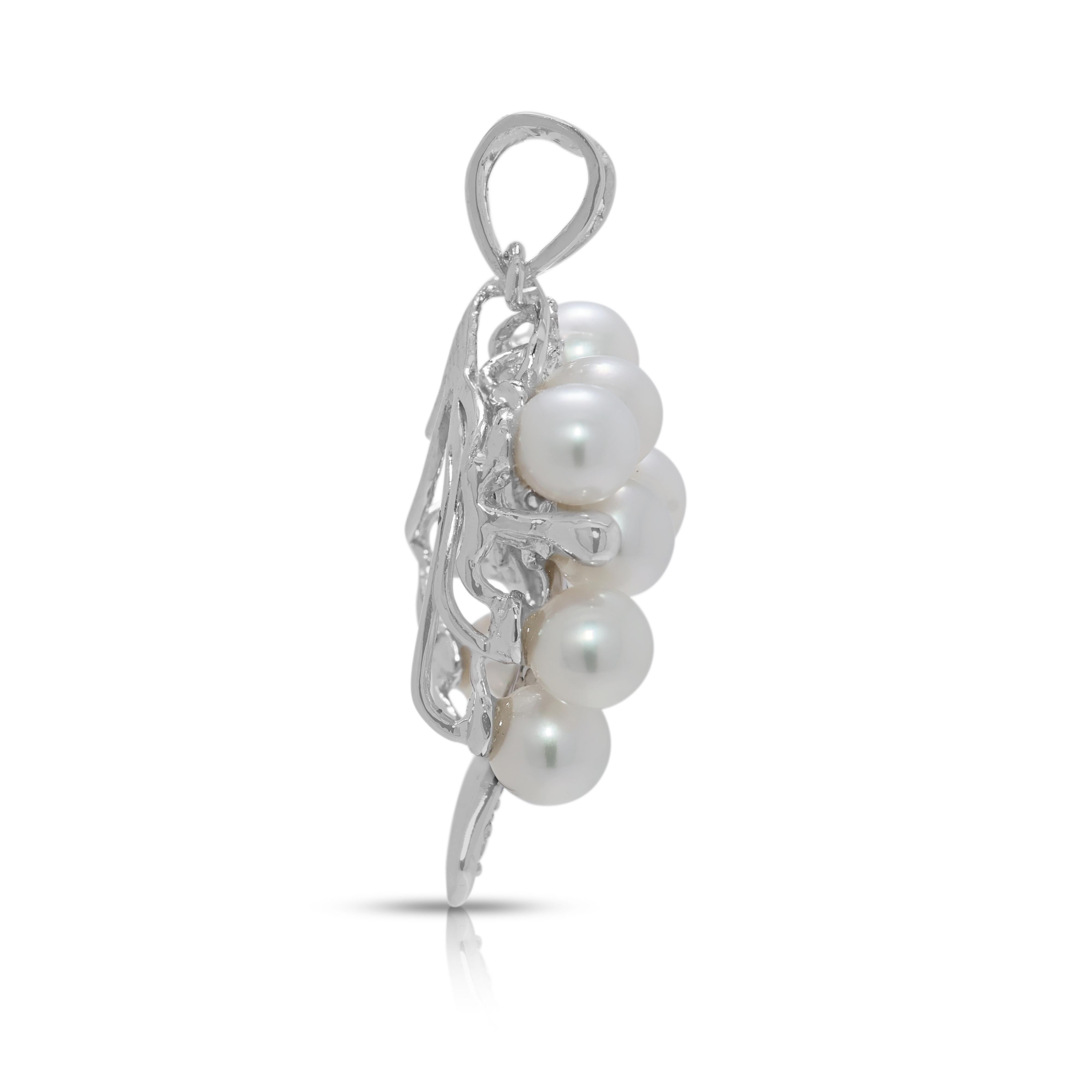 Luminous 4mm Akoya Pearl & 0.07ct Diamond Cluster Pendentif en or blanc 18K Pour femmes en vente