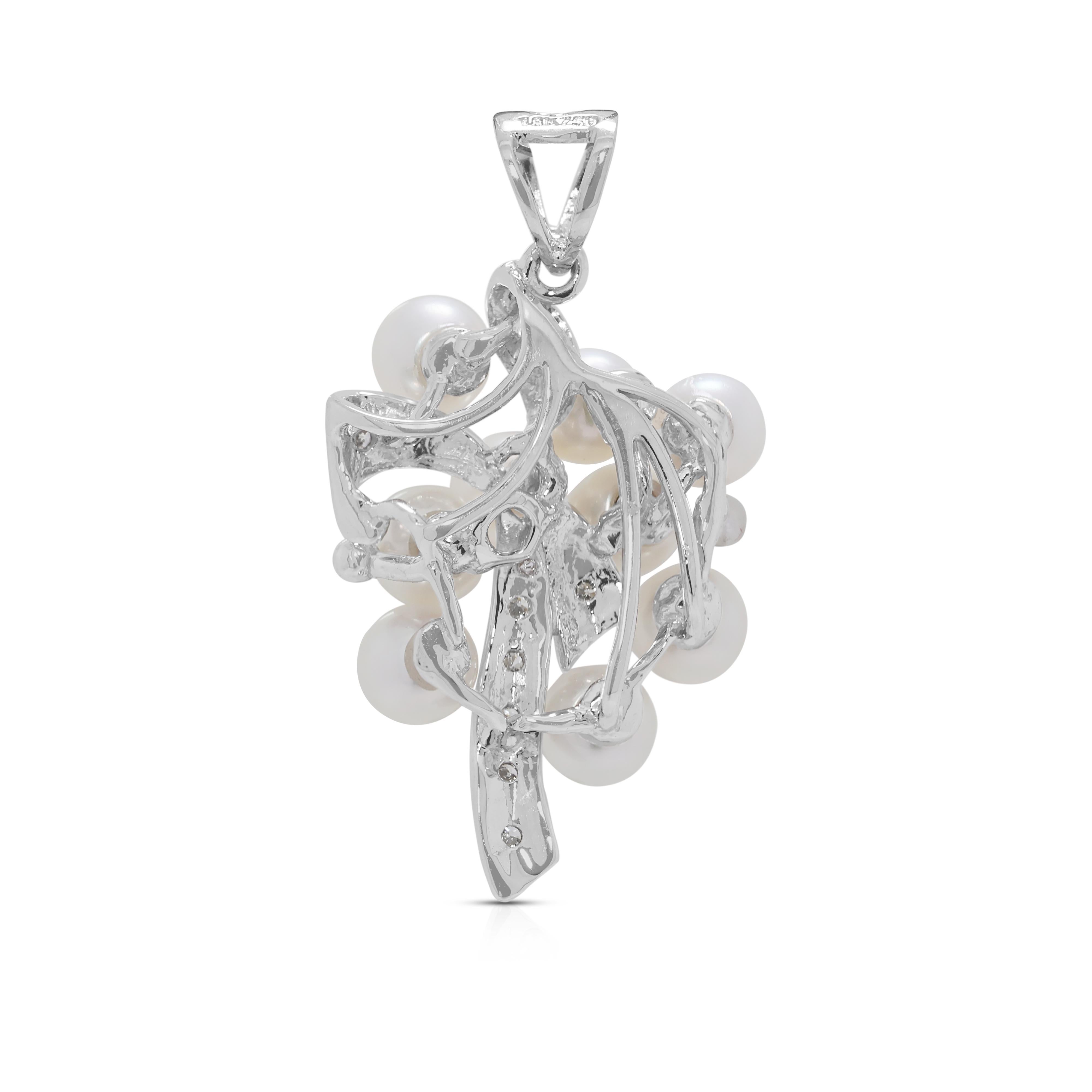 Luminous 4mm Akoya Pearl & 0.07ct Diamond Cluster Pendentif en or blanc 18K en vente 1