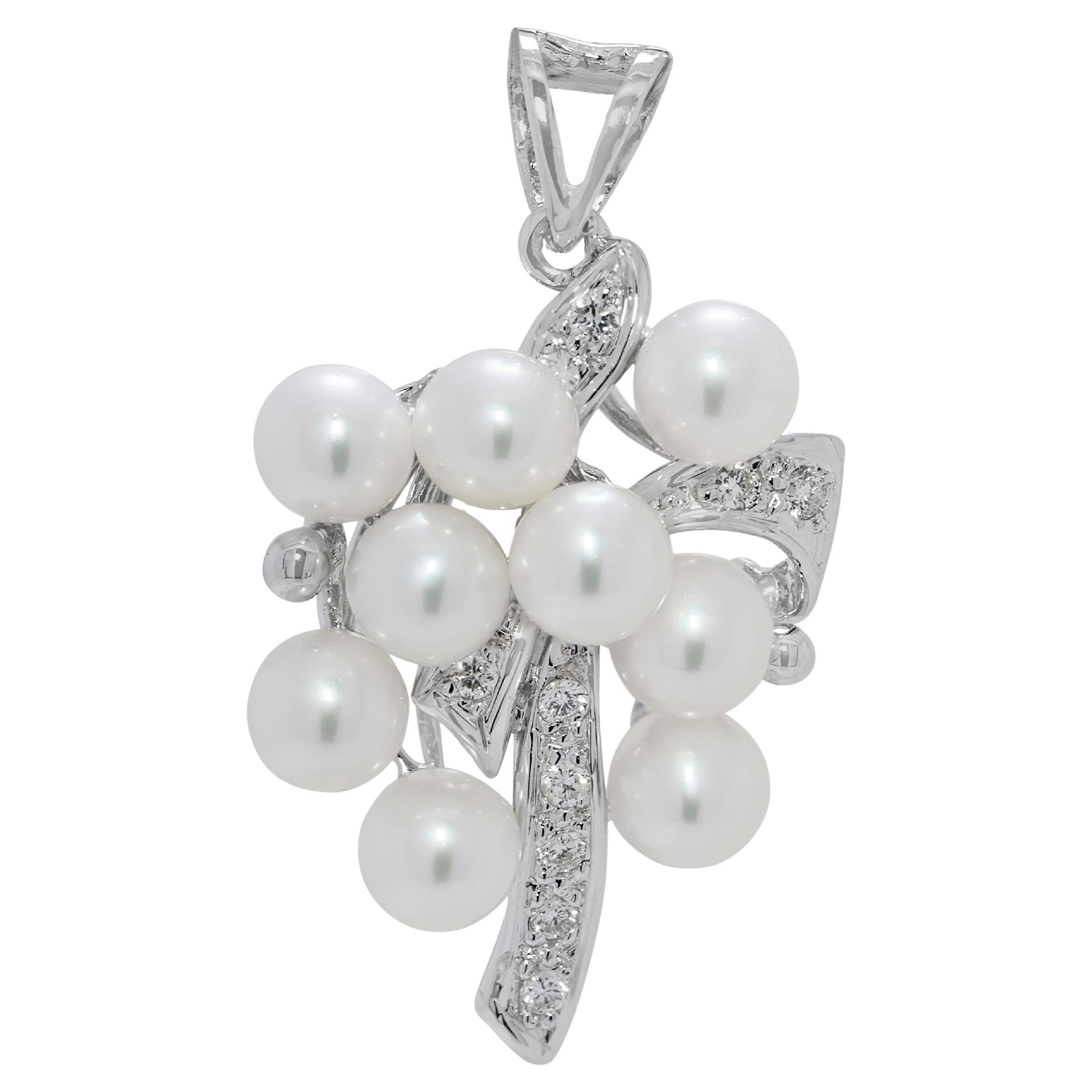 Luminous 4mm Akoya Pearl & 0.07ct Diamond Cluster Pendentif en or blanc 18K