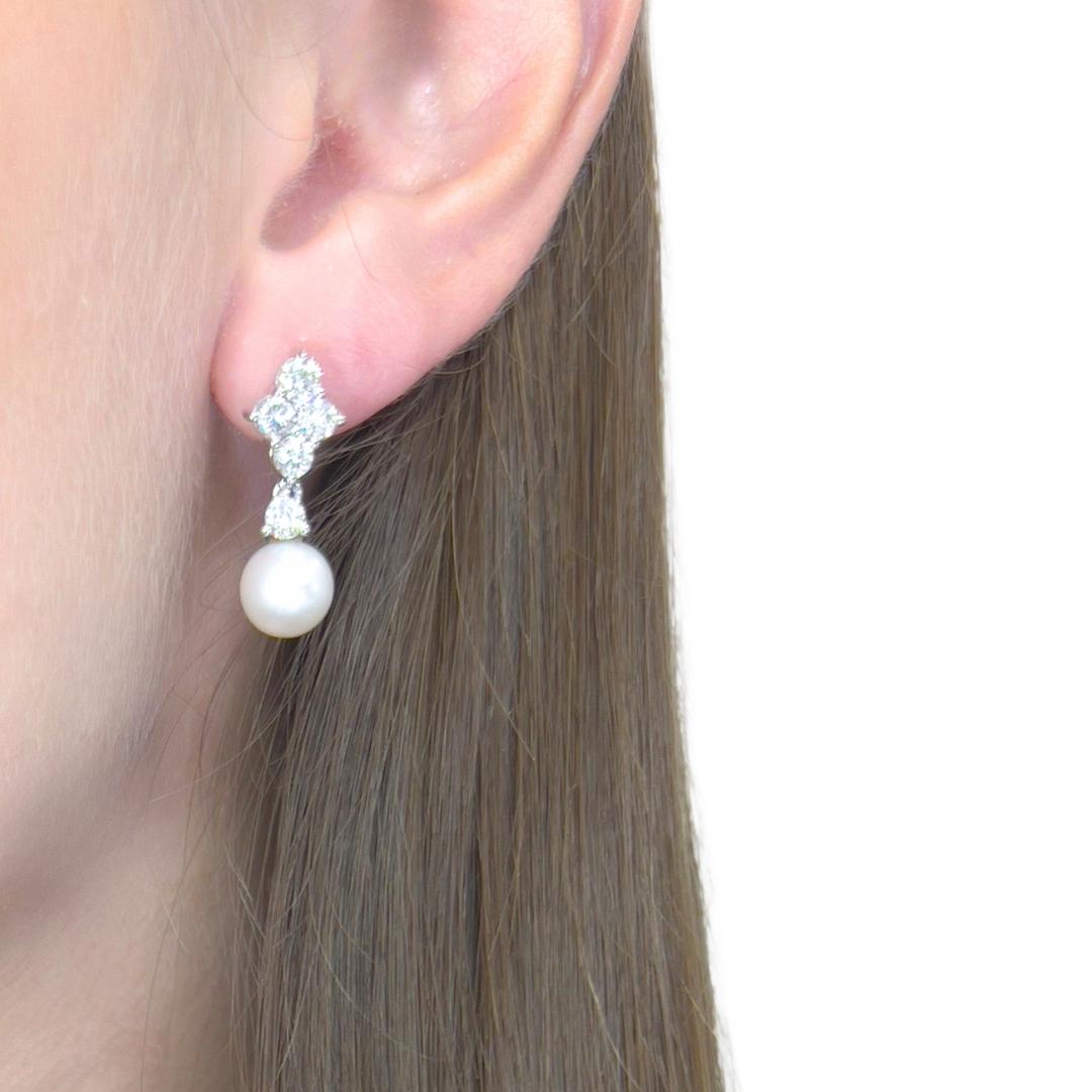 Luminous 6.79ct Fresh Water Cultured Pearls and Diamonds Drop Earrings in 18k White Gold - IGI Certified

Ces boucles d'oreilles sophistiquées en or blanc 18 carats présentent deux perles de culture d'eau douce lustrées d'une valeur totale de 5,16