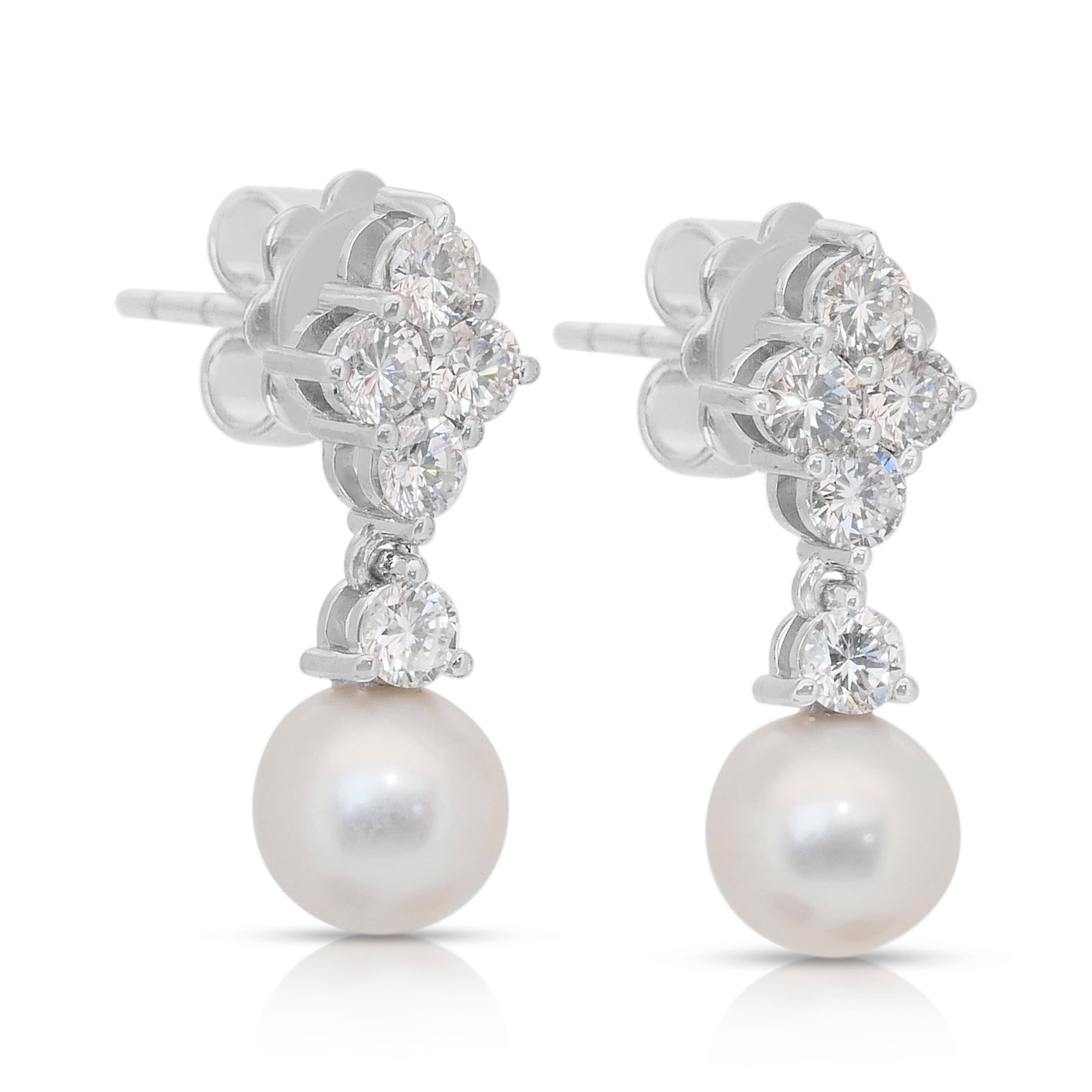 Taille ronde Luminous 6.79ct Fresh Water Cultured Pearls and Diamonds Drop Earrings (Pendants d'oreilles en perles de culture d'eau douce et diamants) en vente
