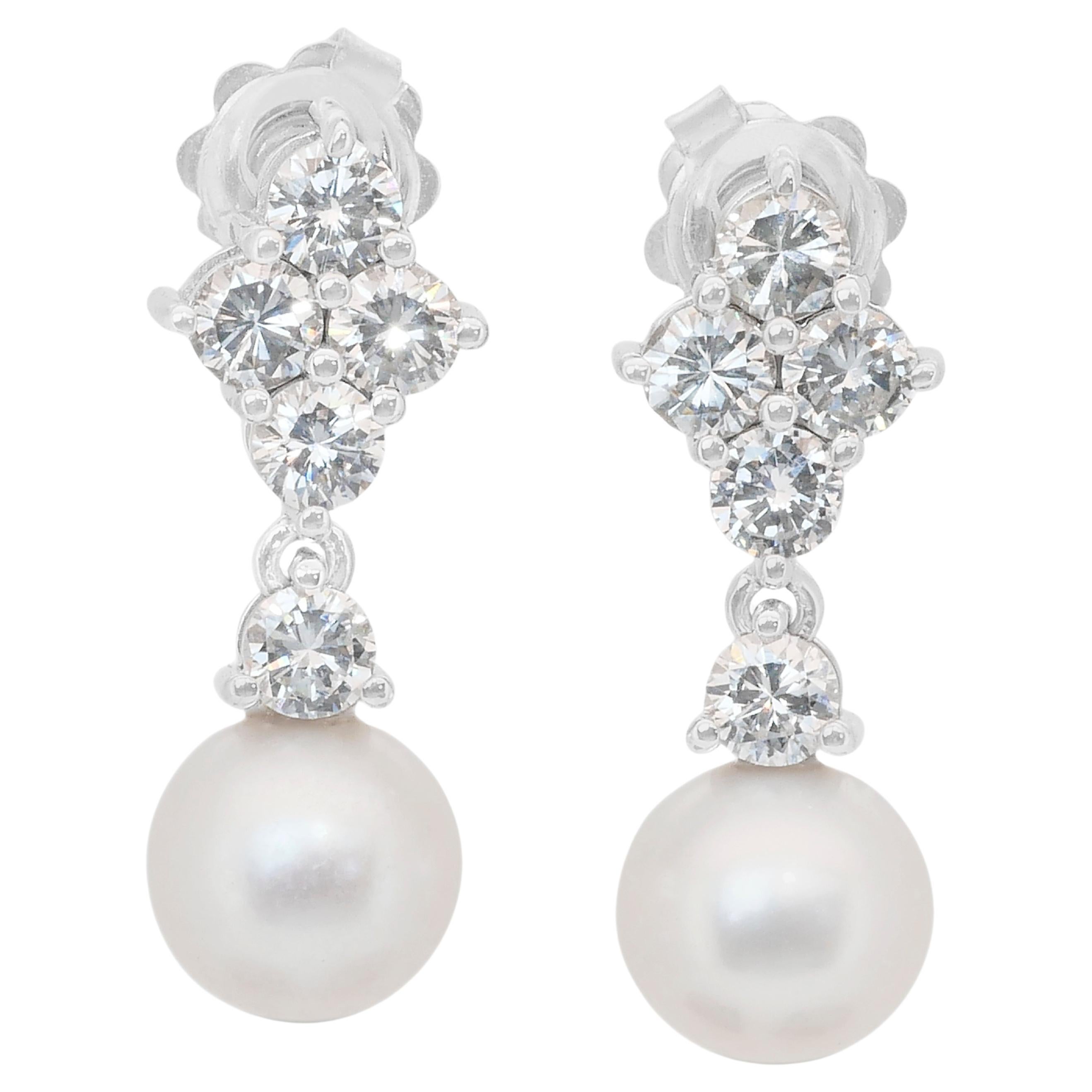 Luminous 6.79ct Fresh Water Cultured Pearls and Diamonds Drop Earrings (Pendants d'oreilles en perles de culture d'eau douce et diamants) en vente