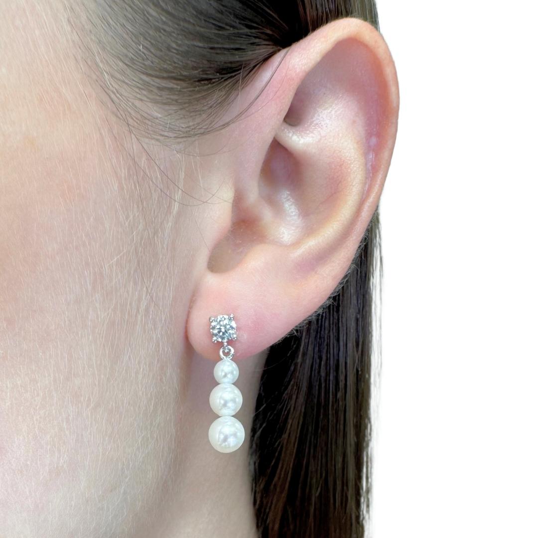 Luminosi orecchini a goccia con perle coltivate d'acqua dolce e diamanti da 7,52 carati in oro bianco 18 carati - certificati IGI

Questi squisiti orecchini a goccia, realizzati in oro bianco 18 carati, fondono perfettamente la morbida eleganza