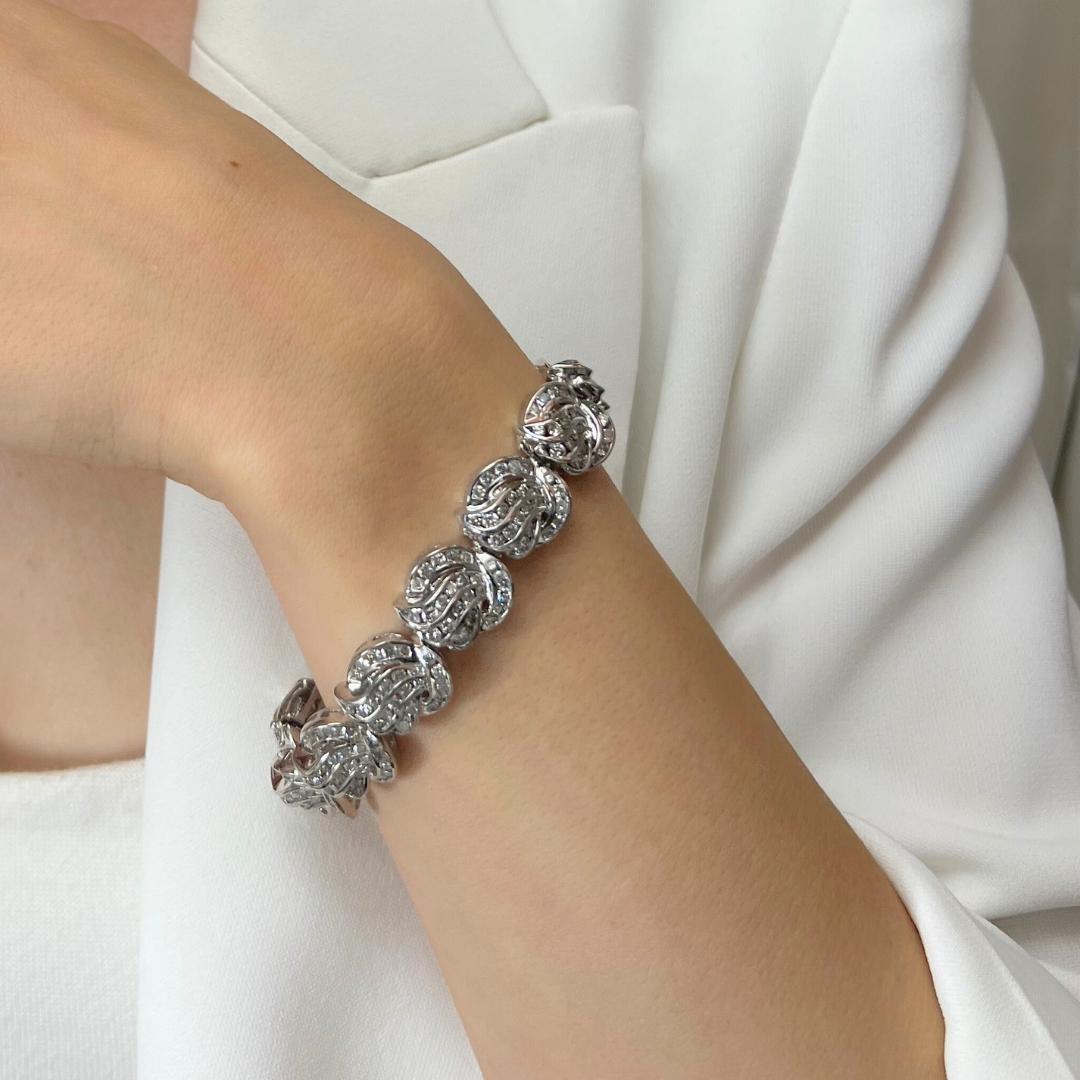 Luminous 7.60ct Diamonds Bracelet in 14k White Gold - IGI Certified

Embrace timeless sophistication with this exquisite 14k white gold diamond bracelet. Adorned with 272 round-cut diamonds totaling 7.60 carats, this piece exudes unparalleled