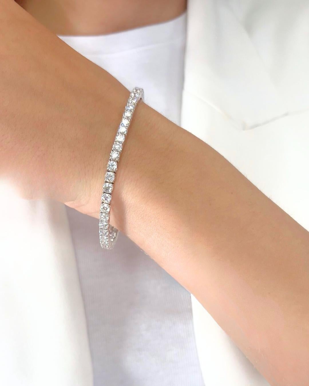 Luminous 9.18ct Diamonds Tennis Bracelet in 18k White Gold - IGI Certified

Turn heads with this breathtaking diamond tennis bracelet, featuring 49 round brilliant diamonds totaling an impressive 9.18 carats. Crafted in radiant 18k white gold and