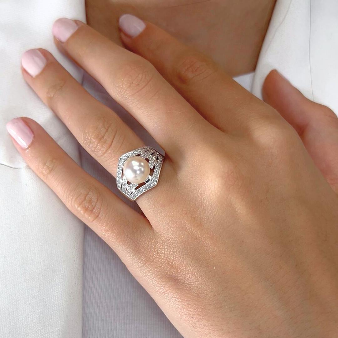 Luminous 9.51ct Salt Water South Sea Cultured Pearl and Diamonds Cocktail Ring in 18k White Gold - IGI Certified (Bague de cocktail en or blanc 18 carats avec perles de culture des mers du Sud et diamants)

Fusion gracieuse de douceur et d'éclat,