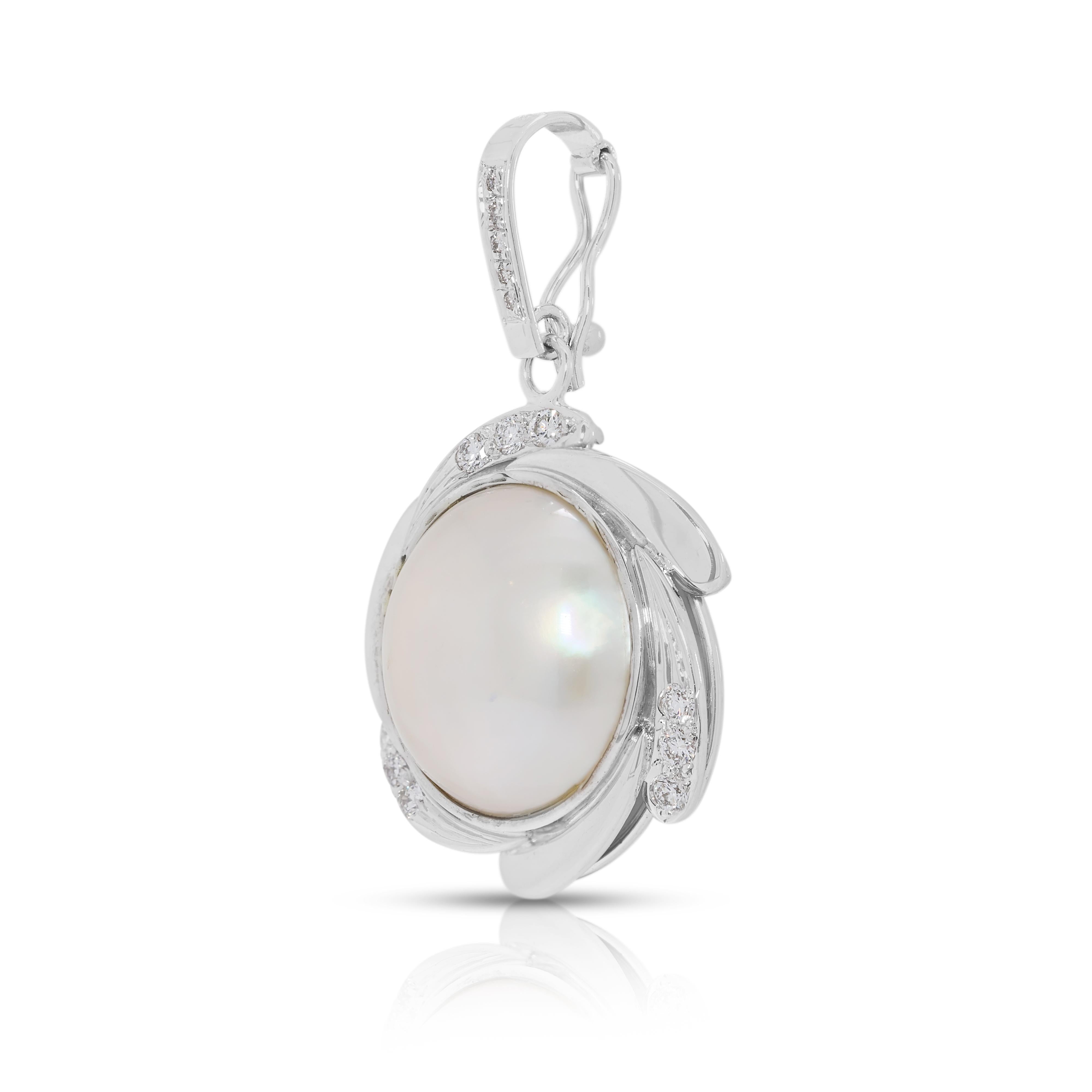 Luminous Champagne Mabe Pearl & 0.28ct Diamond Swirl Pendant in 18K White Gold In New Condition For Sale In רמת גן, IL