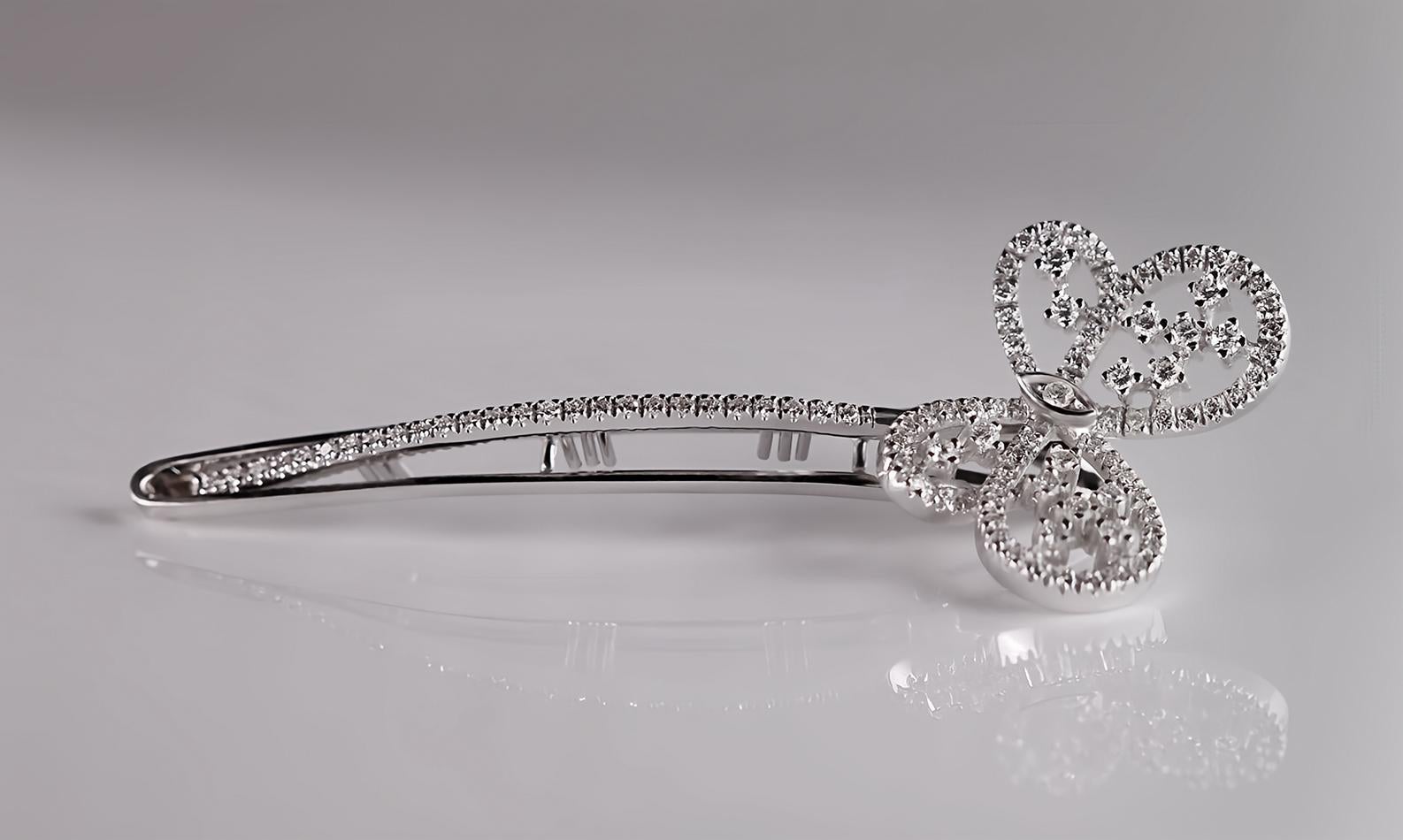 In this hairpin, the essence of purity is manifested in 18kt white gold, chosen for its timeless elegance and crafted to create a uniquely discreet yet exclusive design. 

The row of natural diamonds delicately adorning the upper part introduces a