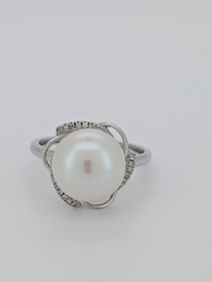 Luminöser Ring aus 9k Weißgold mit Zuchtperlen und Pavé-Rollen