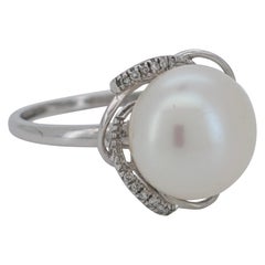 Luminöser Ring aus 9k Weißgold mit Zuchtperlen und Pavé-Rollen