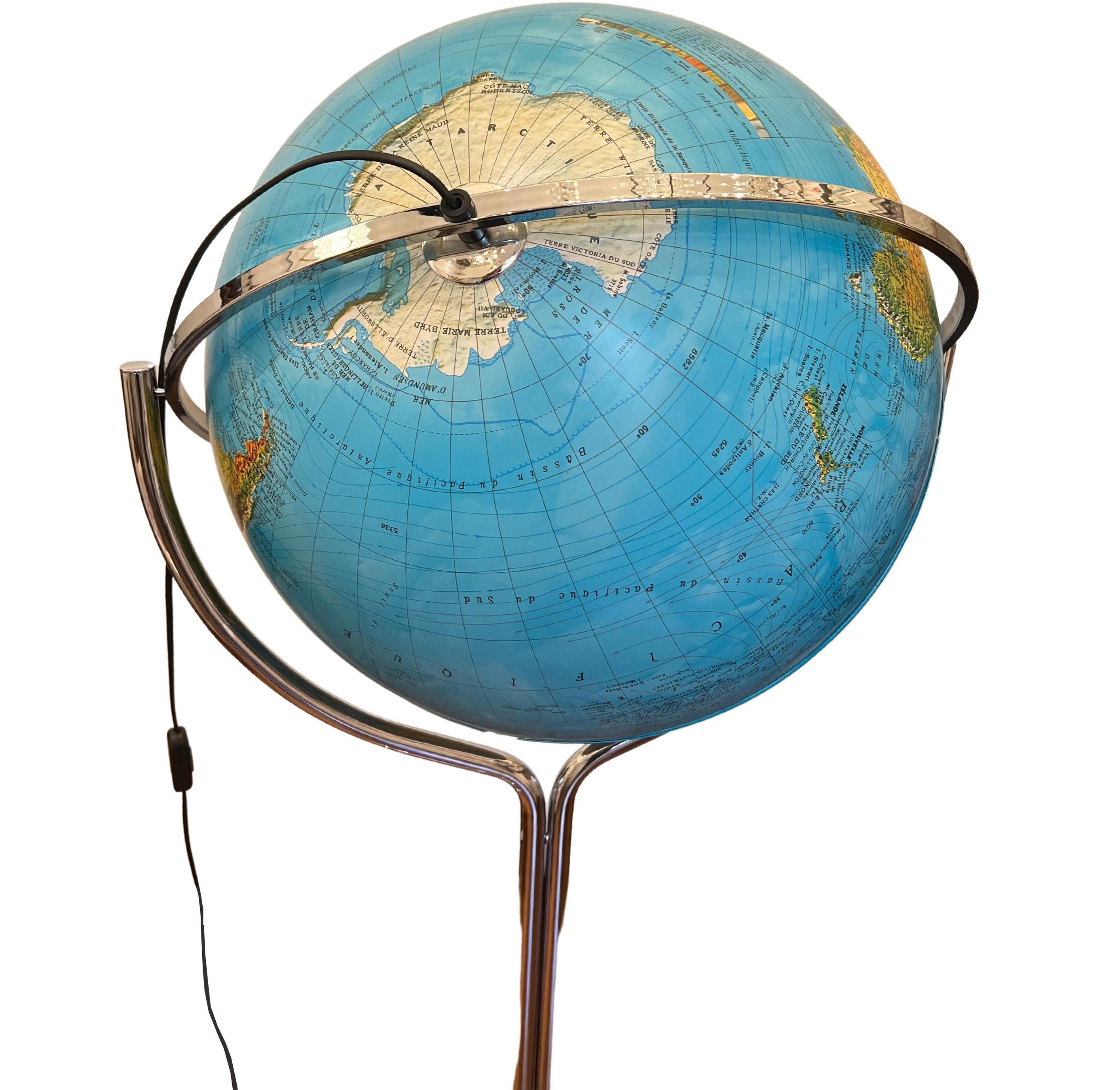 Lumineux globe terrestre sur une base chromée, Italie 1980 Bon état - En vente à Paris, FR