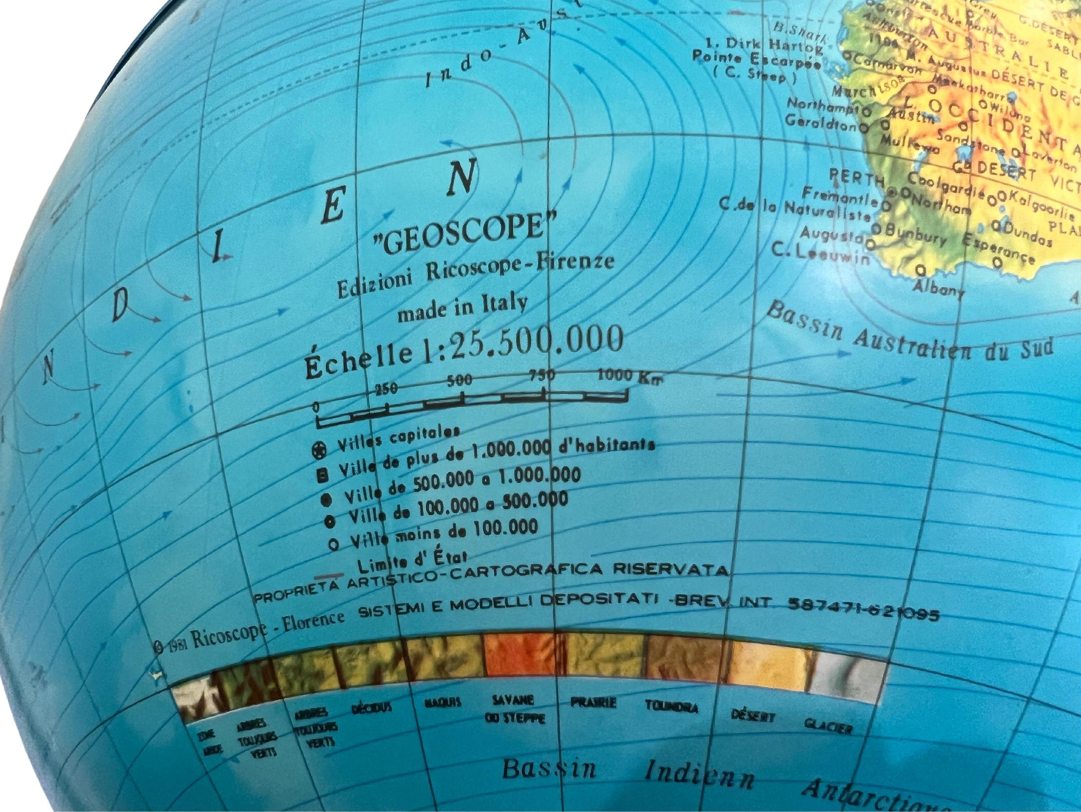 Fin du 20e siècle Lumineux globe terrestre sur une base chromée, Italie 1980 en vente