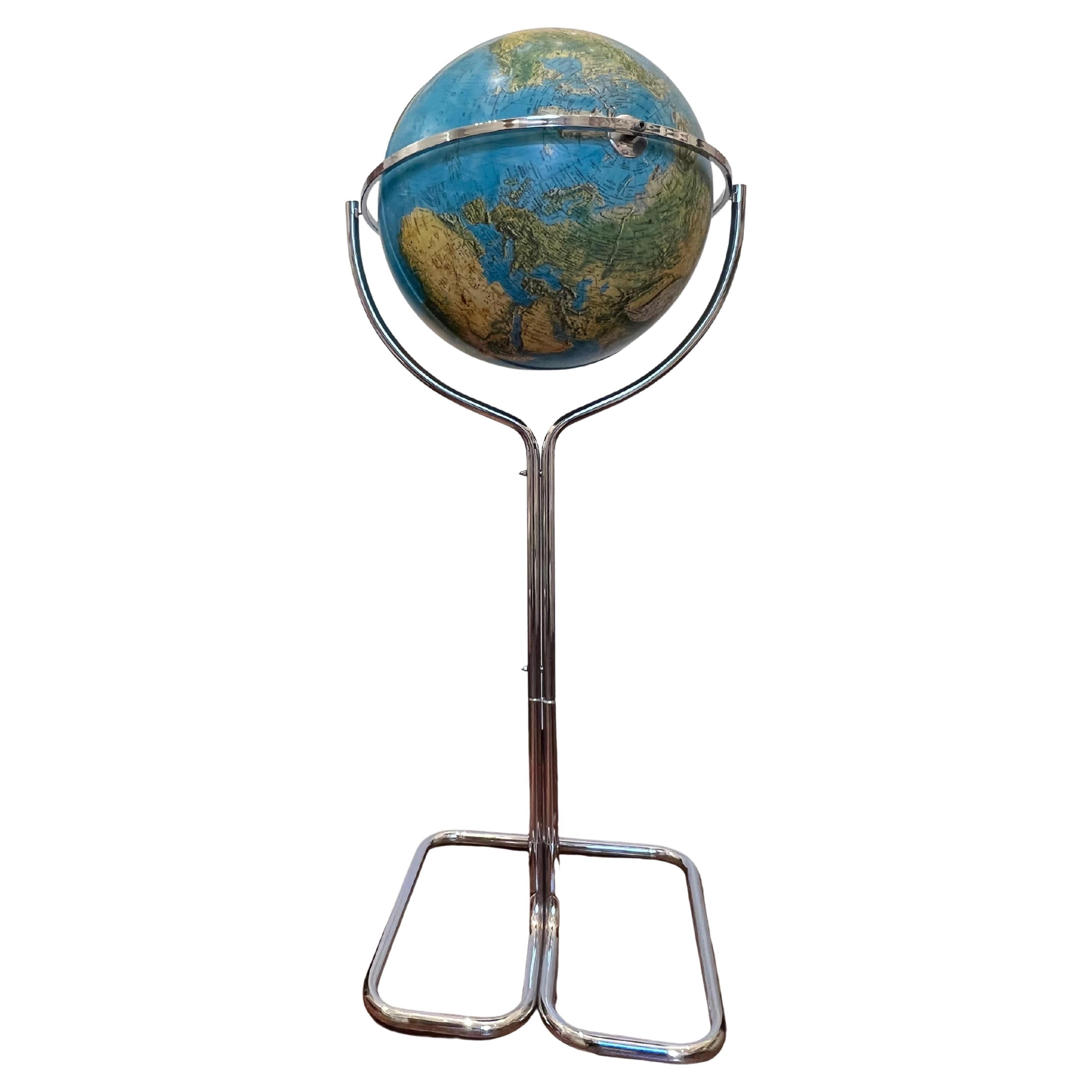 Lumineux globe terrestre sur une base chromée, Italie 1980 en vente